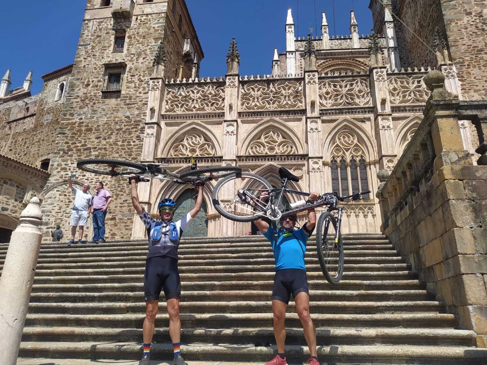 Los dos ciclistas ya en el templo de Guadalupe en la provincia de Cáceres.