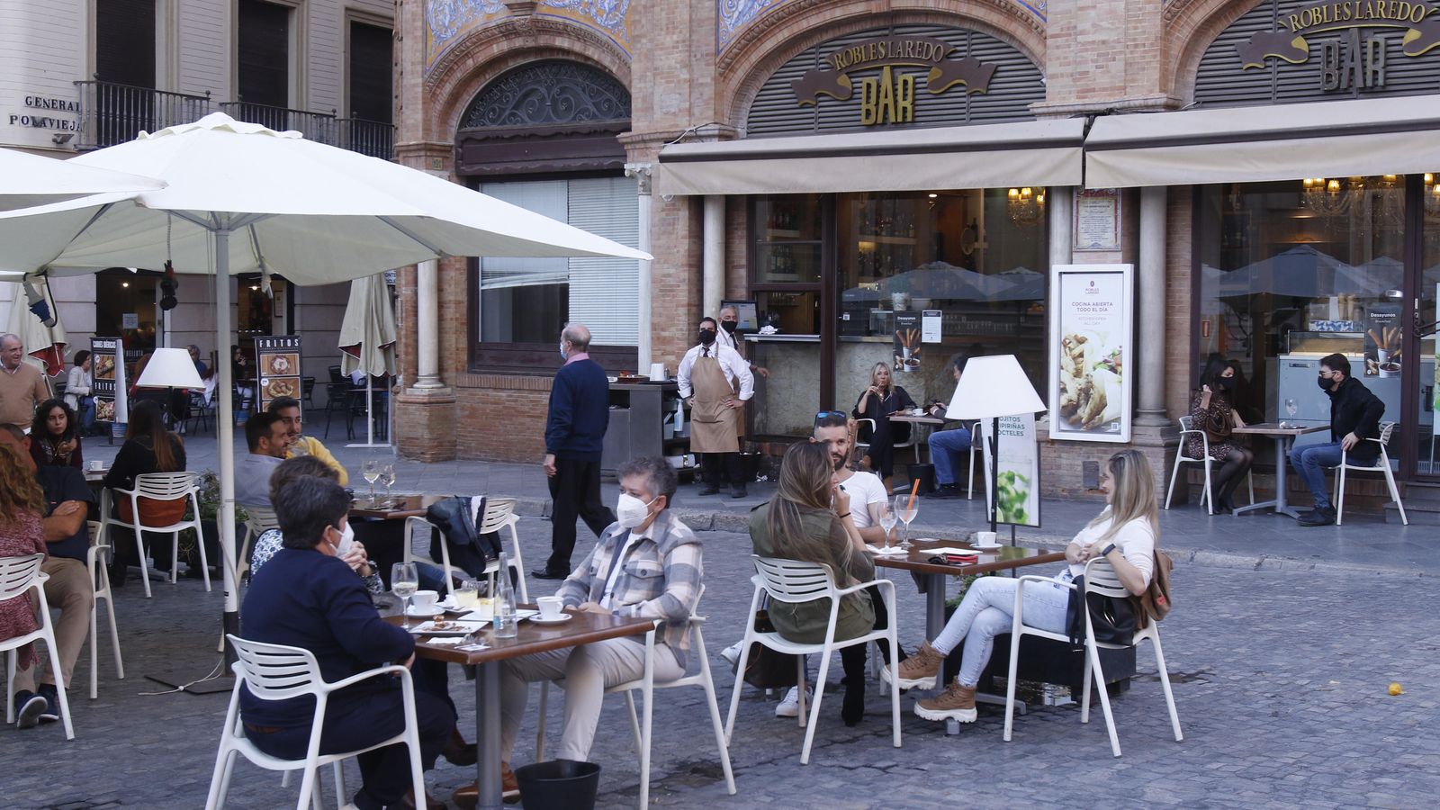 Veladores repletos de sevillanos en la Plaza de San Francisco.