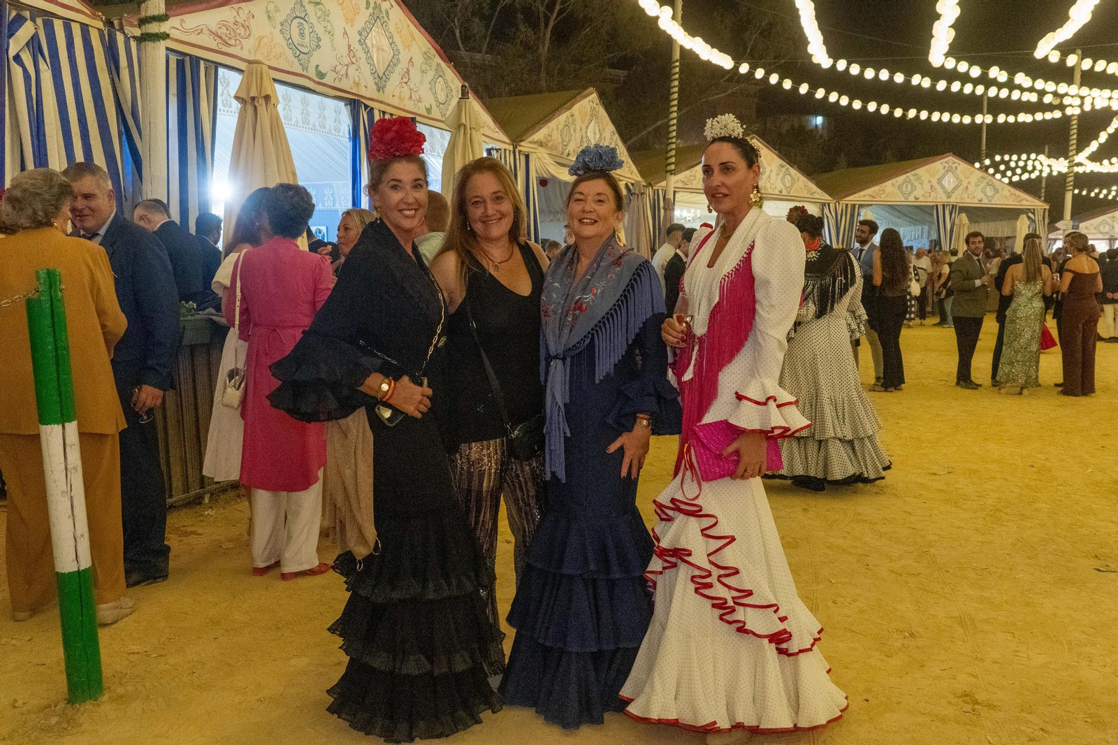 Imágenes del ambiente del ambiente de la noche del domingo en la Feria de Otoño y del Caballo 2025 de Huelva