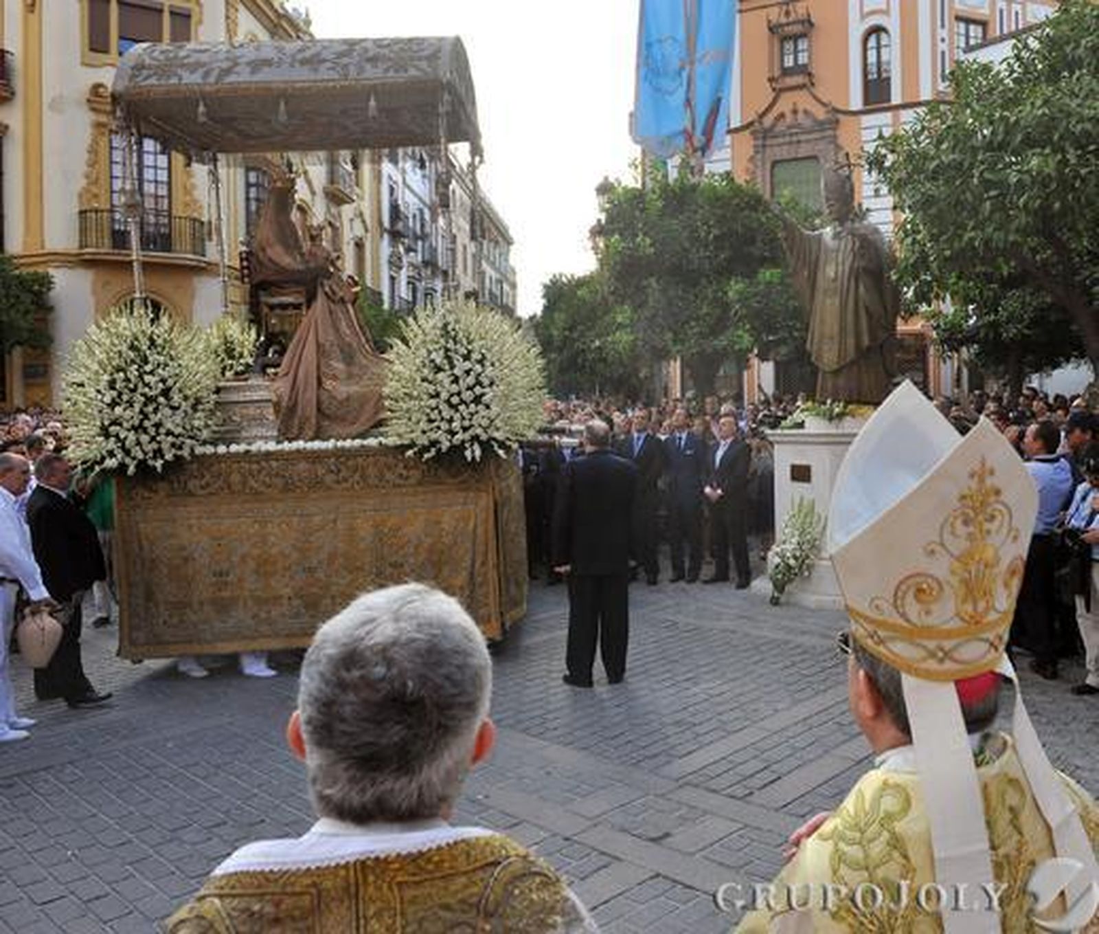 El arzobispo y la virgen. 

Foto: Juan Carlos Vázquez
