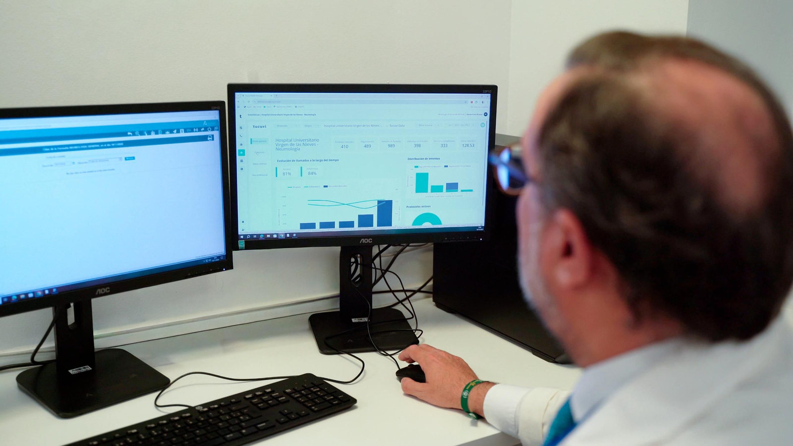 El jefe de sección, Bernardino Alcázar, revisa la aplicación IA