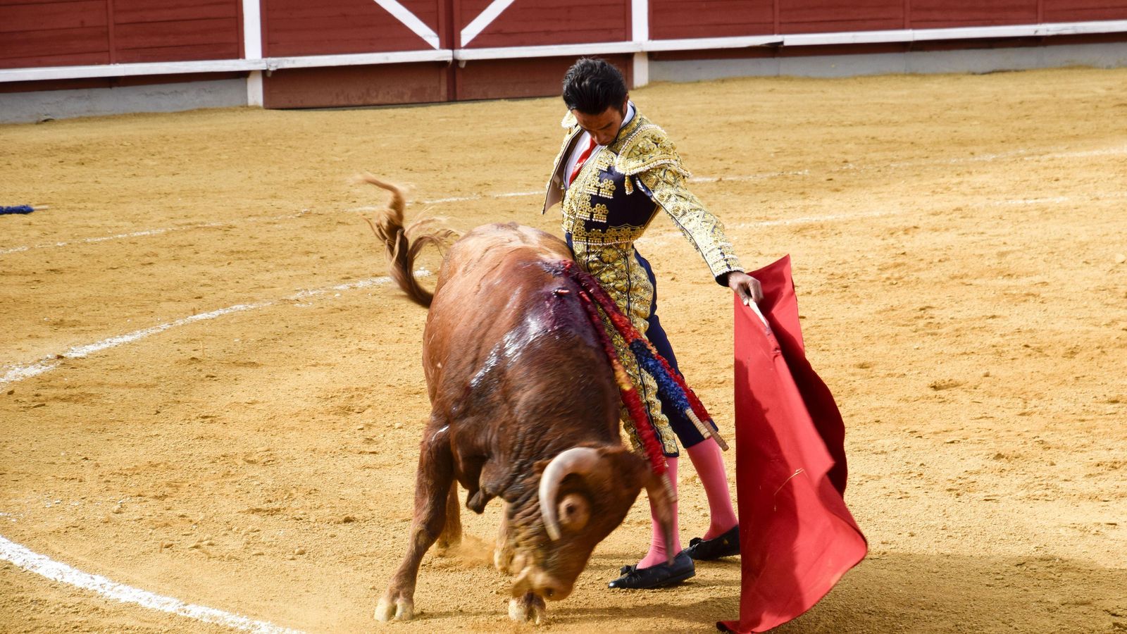 Ruiz Muñoz da un pase con la muleta al primero de la tarde.