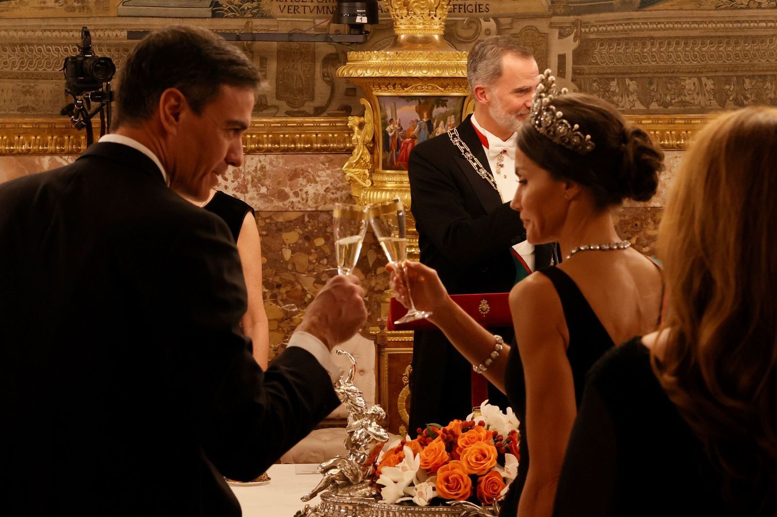 Con los comensales ya sin mascarilla, doña Letizia brinda con el presidente Pedro Sánchez