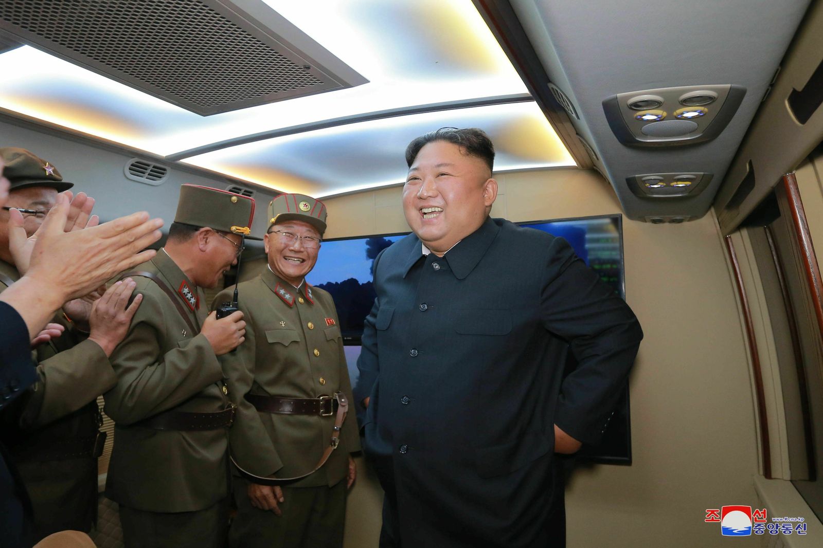 kim jong-Un viendo el ensayo del lanzamiento de un misil, en una foto de archivo.
