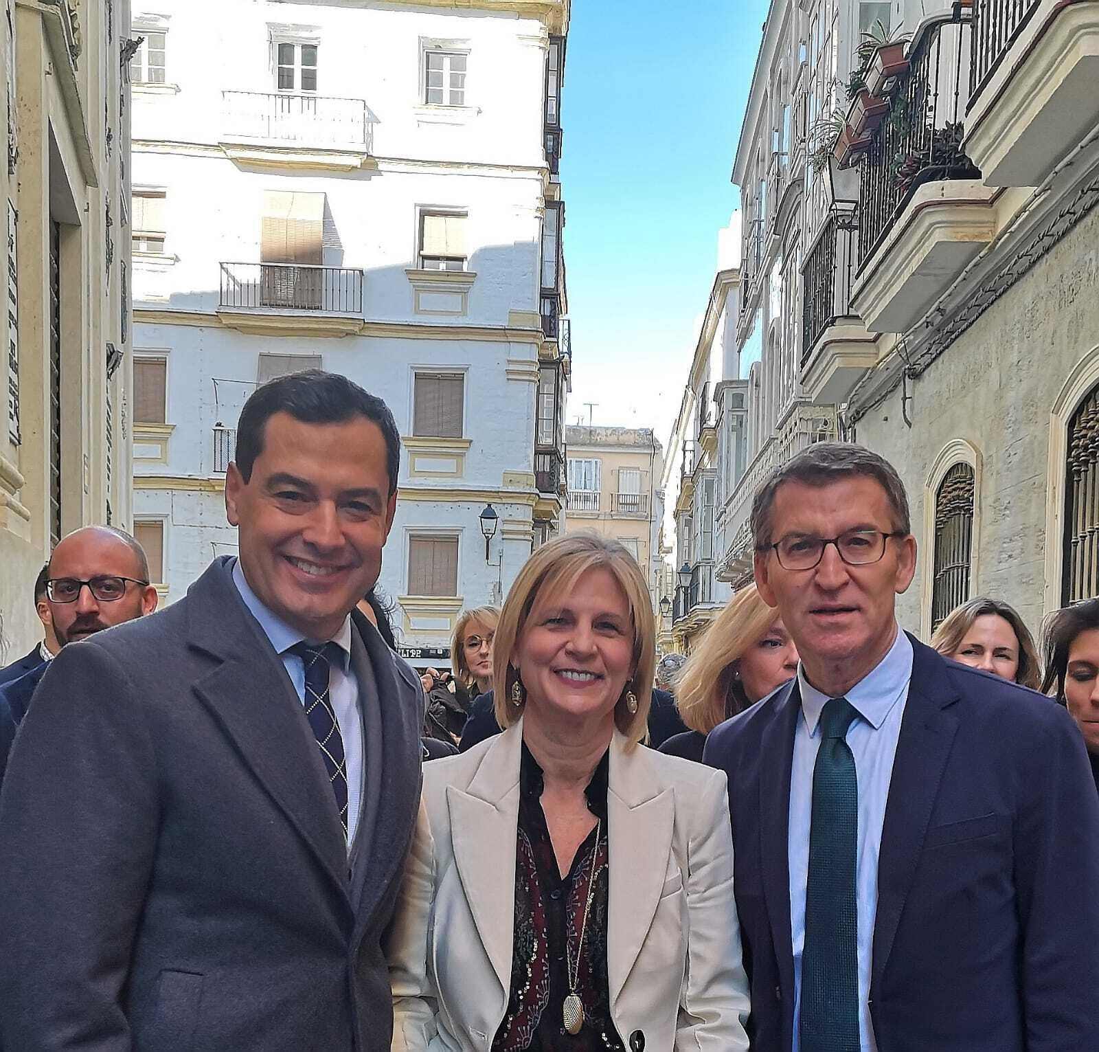 María José García-Pelayo, flanqueada por Alberto Núñez Feijóo y Juanma Moreno este lunes.