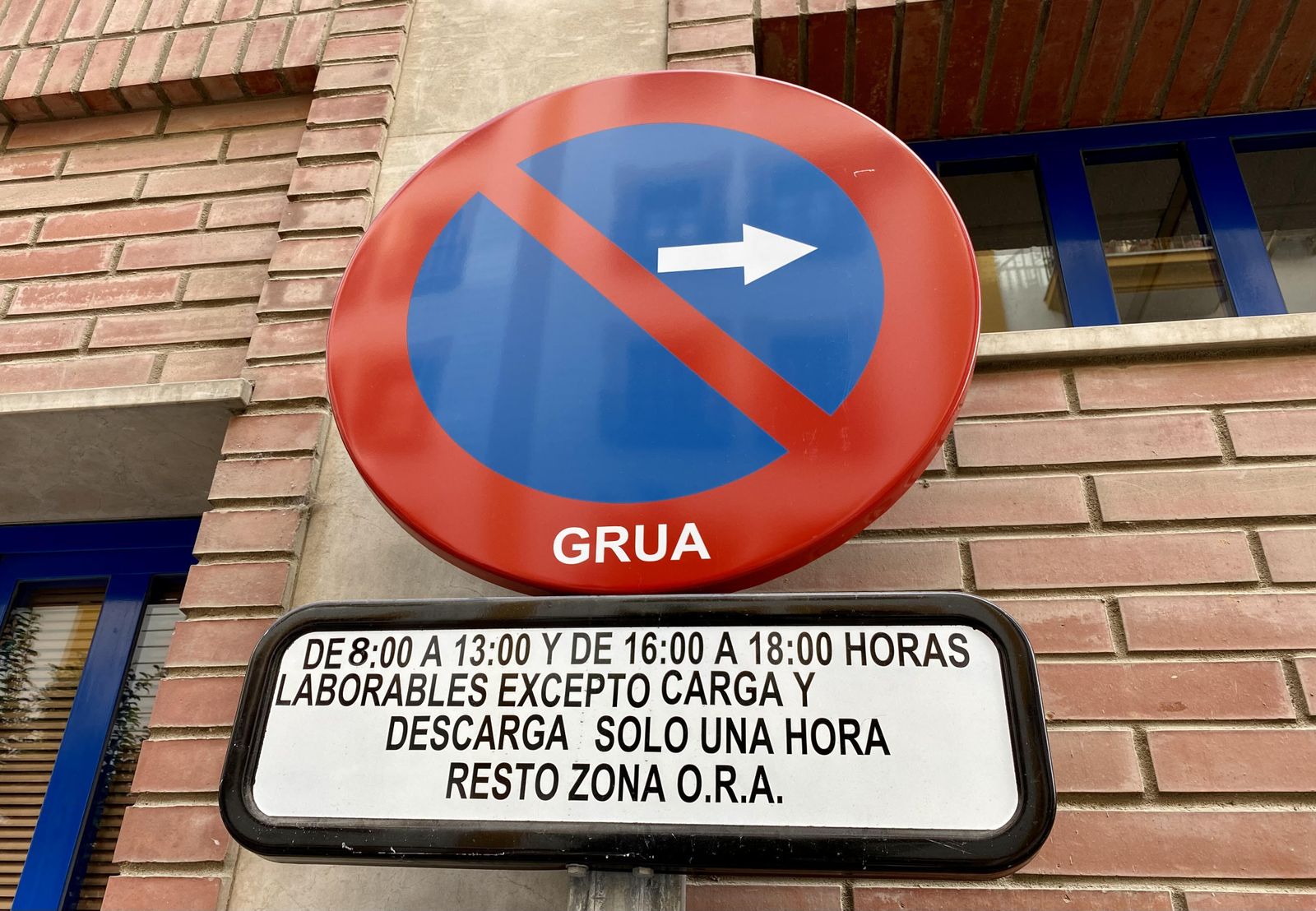 El Ayuntamiento de Huelva refuerza la carga y descarga en el centro.