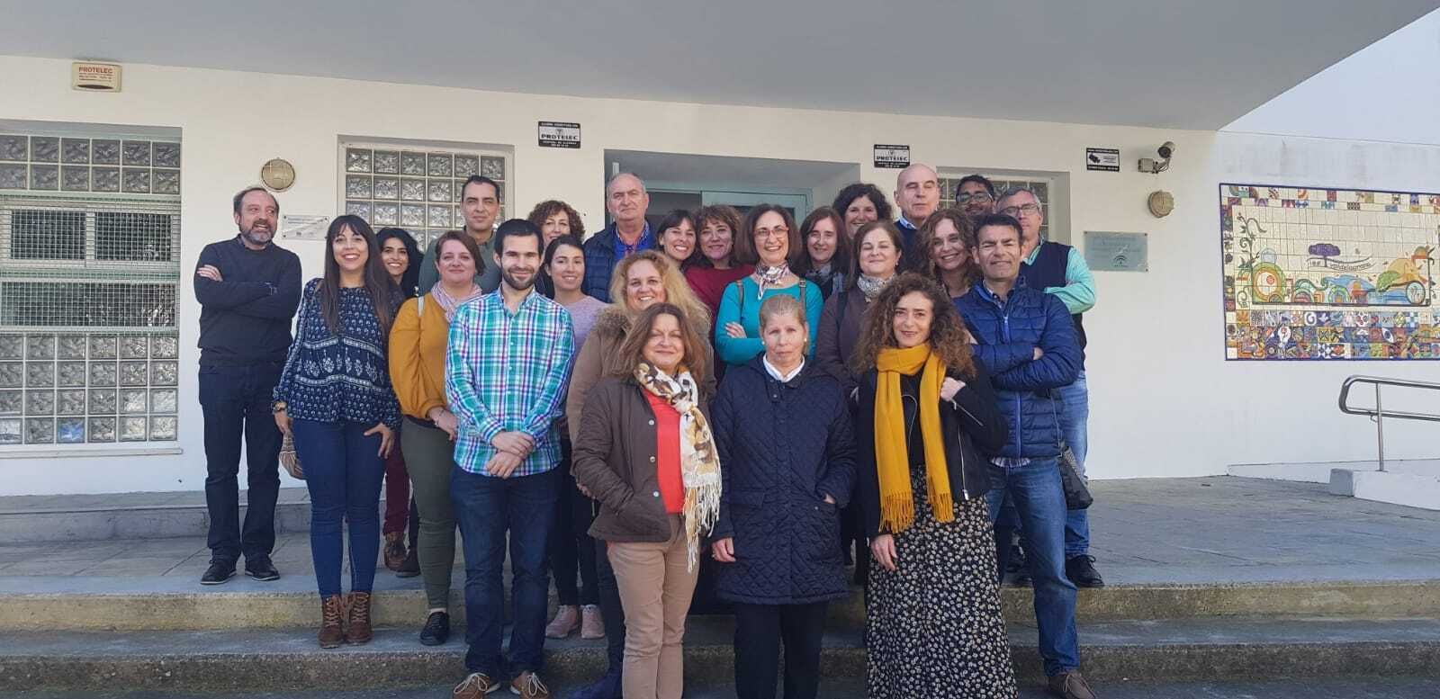El equipo docente del IES Valdelagrana a las puertas del Ayuntamiento.