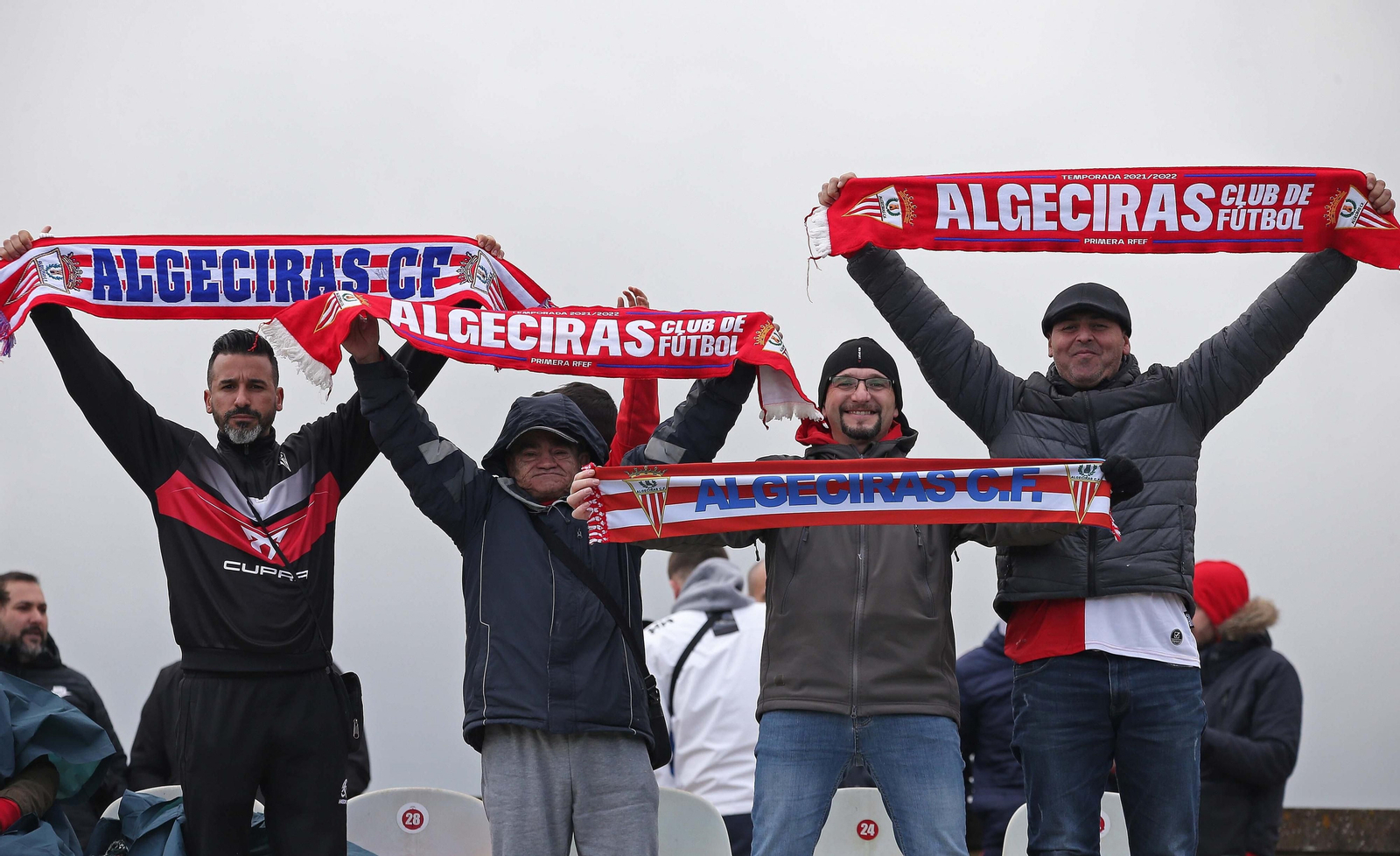 Fotos de la afición durante el Algeciras - Badajoz en el Nuevo Mirador