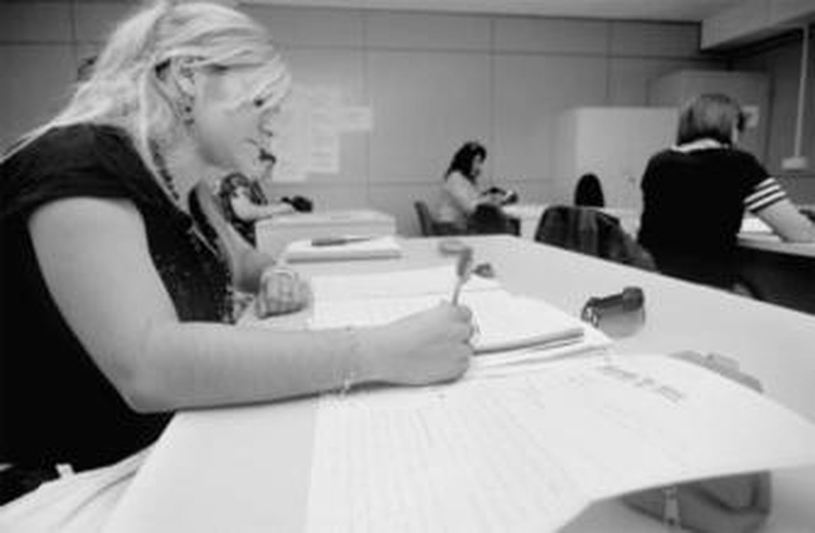 Alumnas del Ceper Zaidín Fuentenueva repasan los apuntes en clase para consultar las últimas dudas antes del examen.