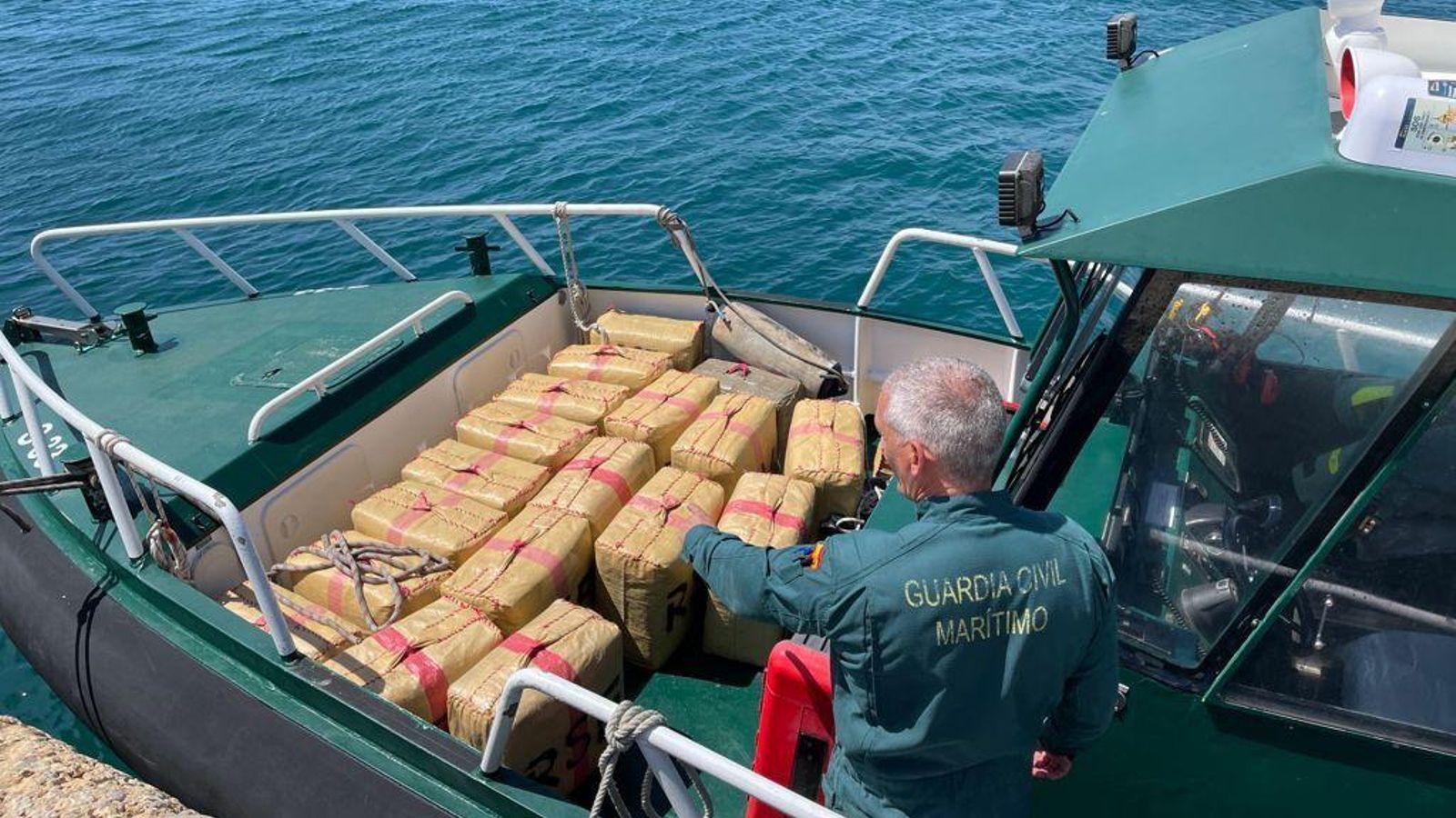 La patrullera, con los fardos.