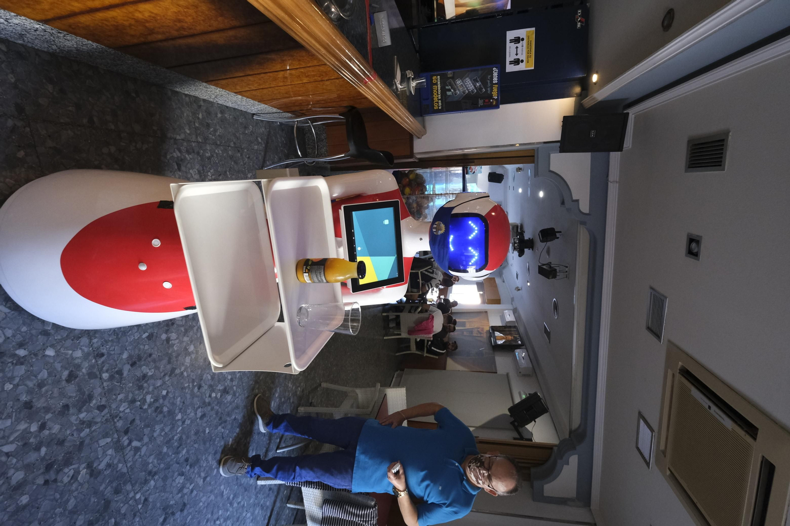 Fotogalería de Herbelita, la robot camarera de El Alquián.