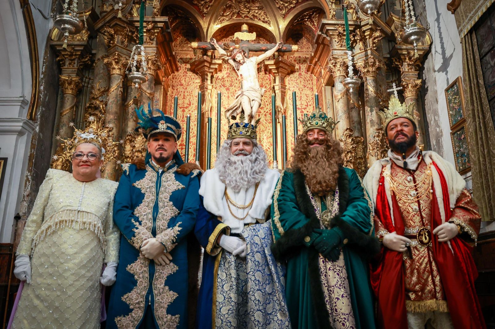 Imágenes de los Reyes Magos en Cádiz: muchas visitas oficiales en la mañana y todo listo para la Cabalgata por la tarde