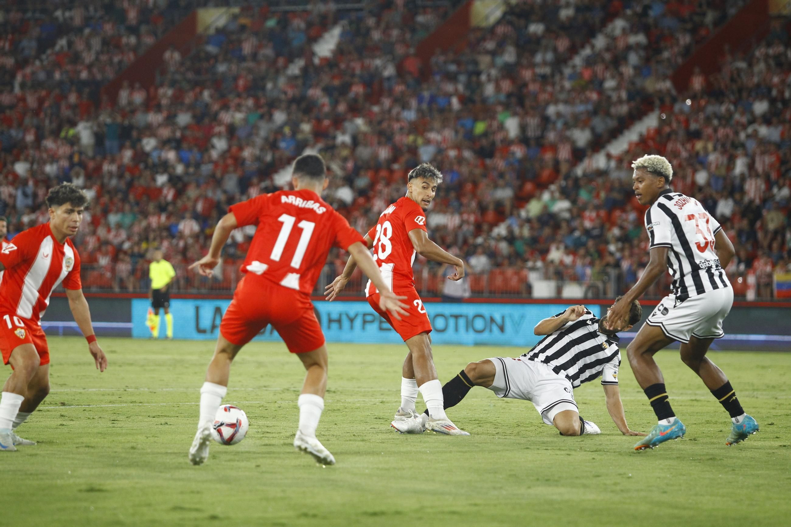 El madrileño Sergio Arribas recibe un balón durante el encuentro disputado la pasada temporada frente a los castellonenses.