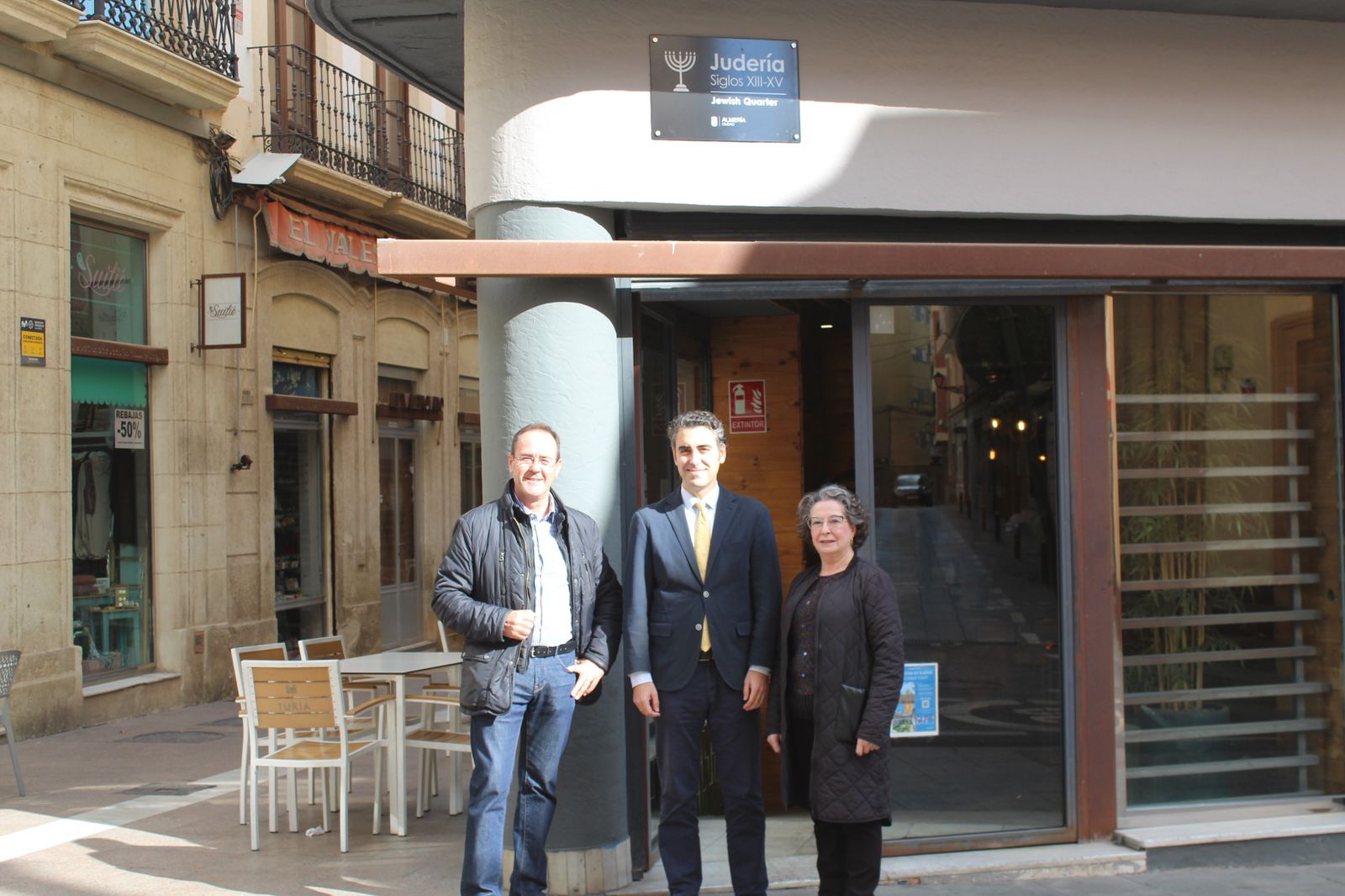 Carmelo López, Joaquín Pérez de la Blanca y Elodia Ortiz, junto a una de las placas de la Judería