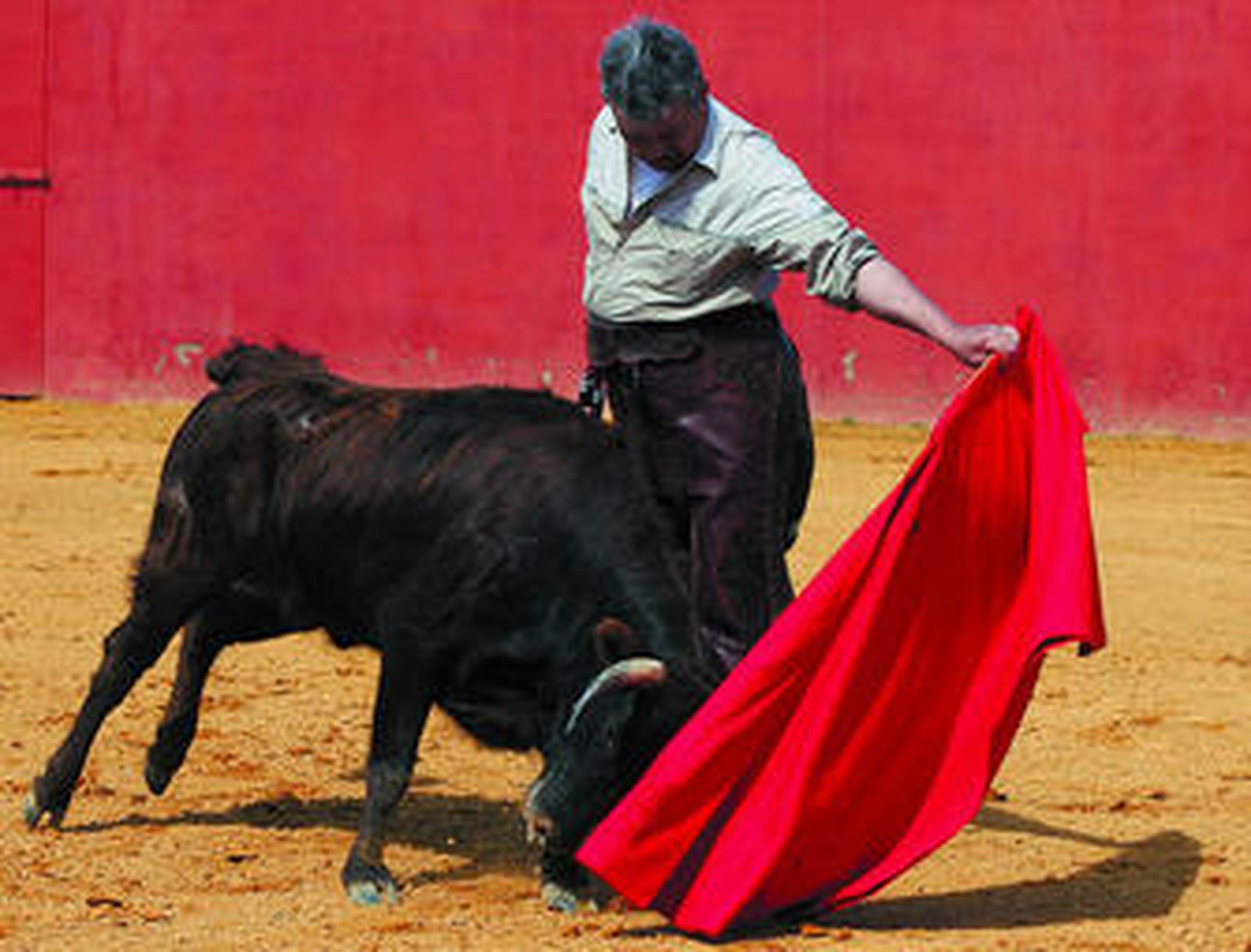 Un natural de José Rivera "Riverita" a una becerra de 'Lagunajanda' en la placita de tientas de Jandilla.