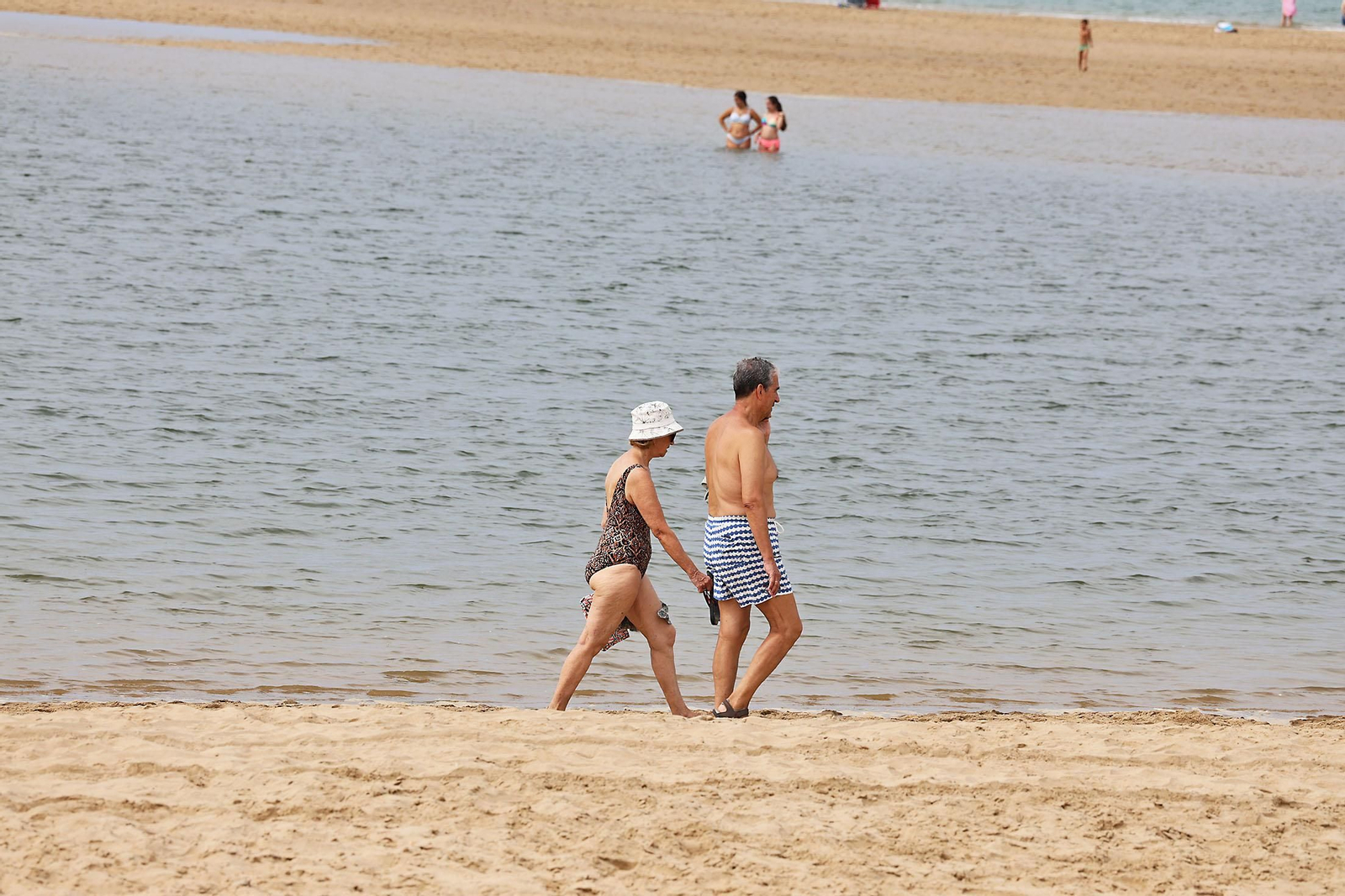 Imágenes del ambiente en las playas de Huelva en la mañana de domingo