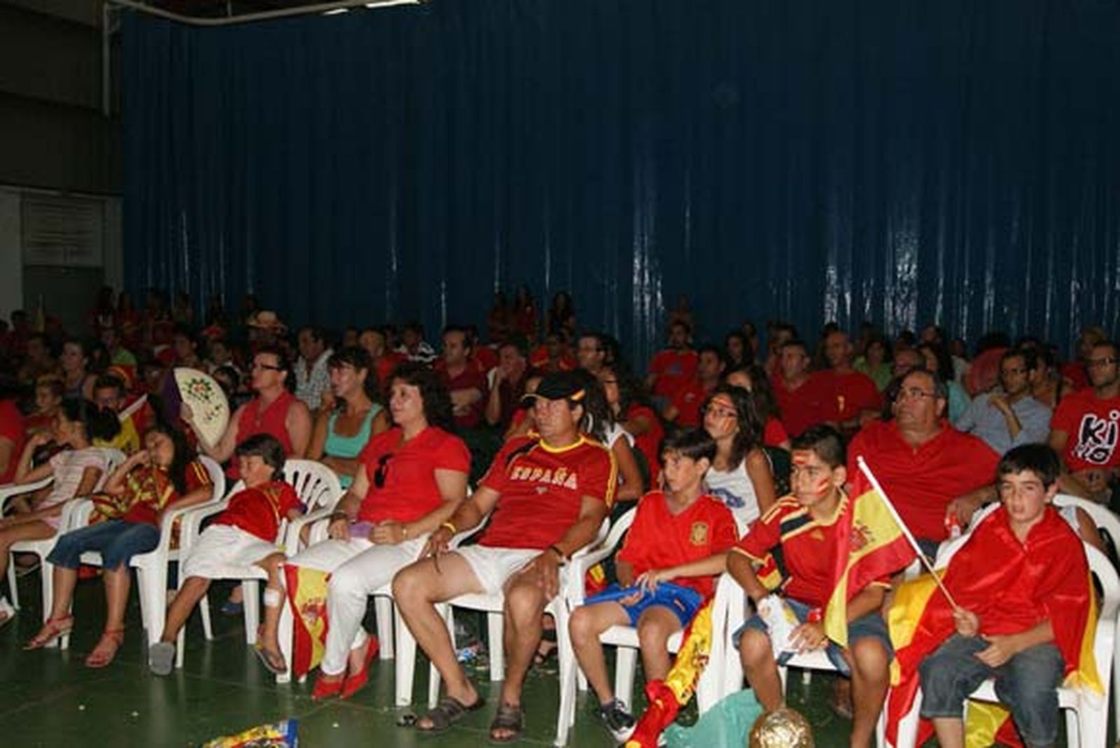 Todos los aficionados salieron a la calle a celebrar la victoria del Mundial vestidos con los colores de la selección

Foto: J.M. Quinones