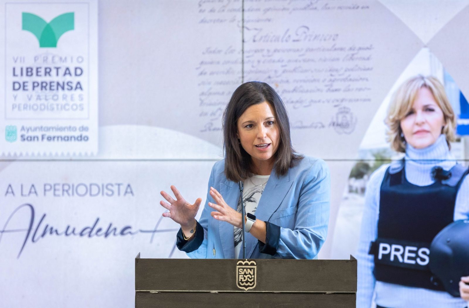 La alcaldesa de San Fernando, Patricia Cavada, al dar a conocer el nombre de la periodista galardonada con el Premio a la Libertad de Prensa y a los Valores Periodísticos