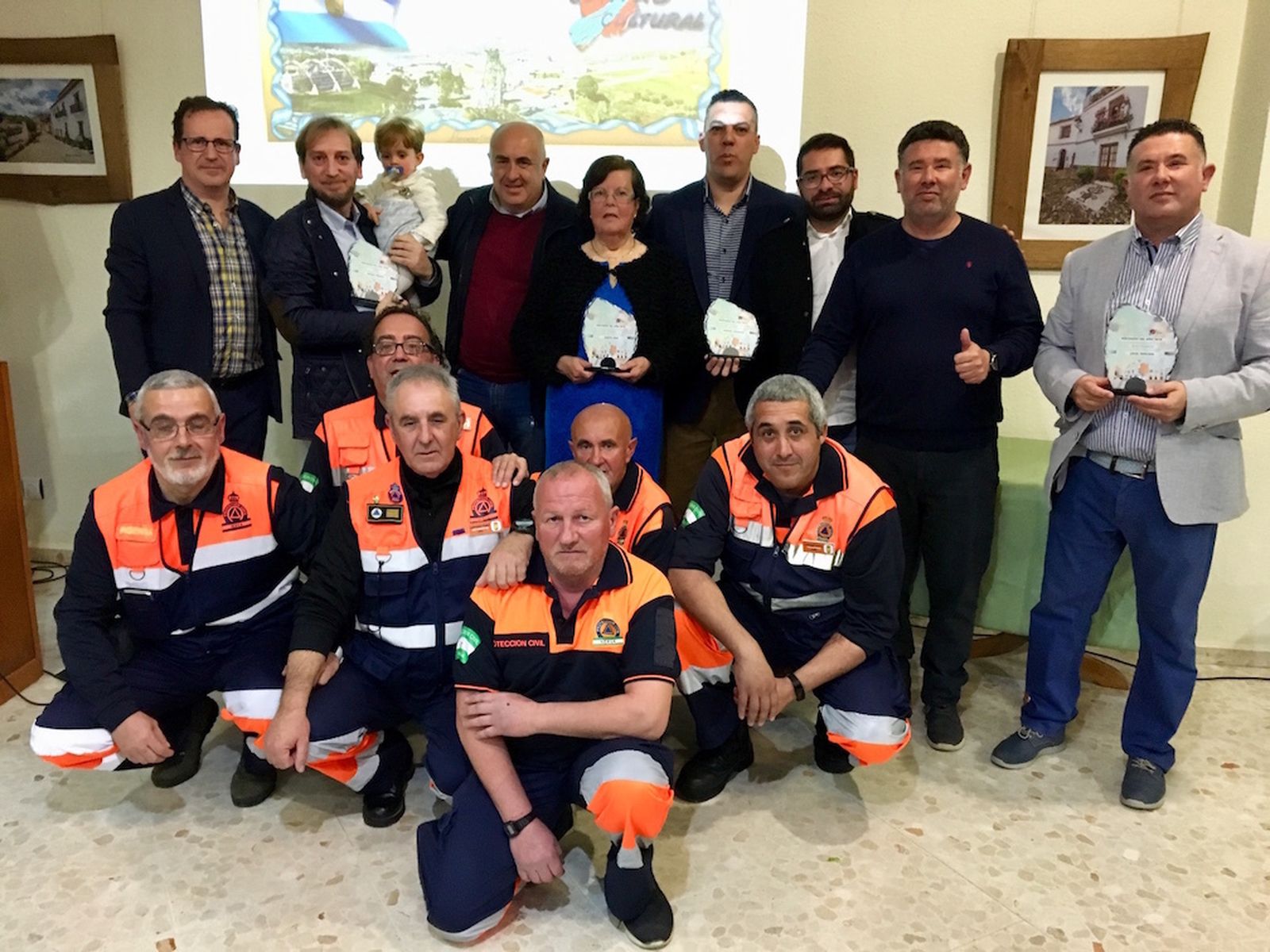 Los galardonados con el presidente del centro cultural y el alcalde de la localidad.