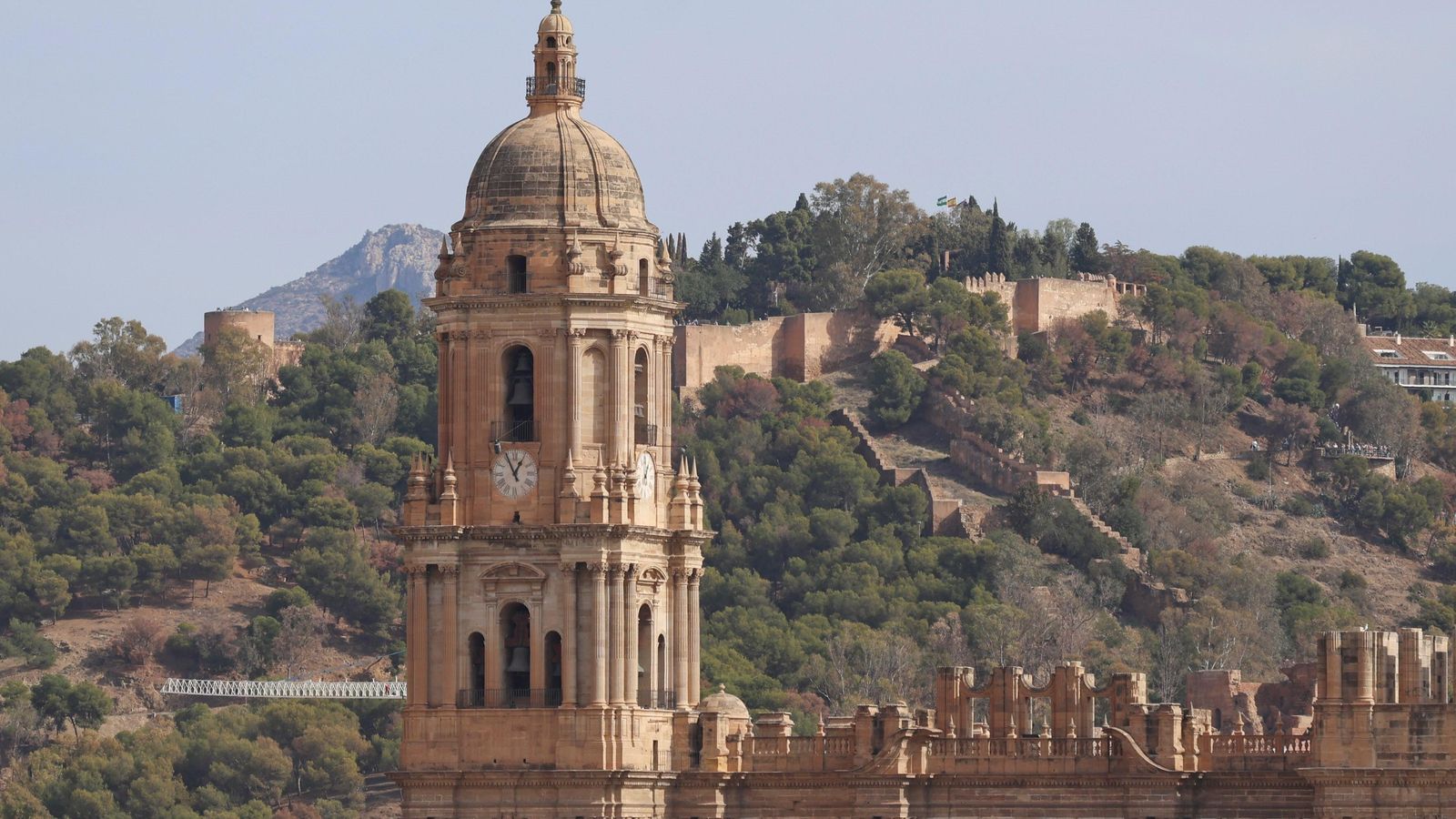 La Catedral de Málaga y al fondo la Alcazaba. La Catedral de Málaga y al fondo la Alcazaba.