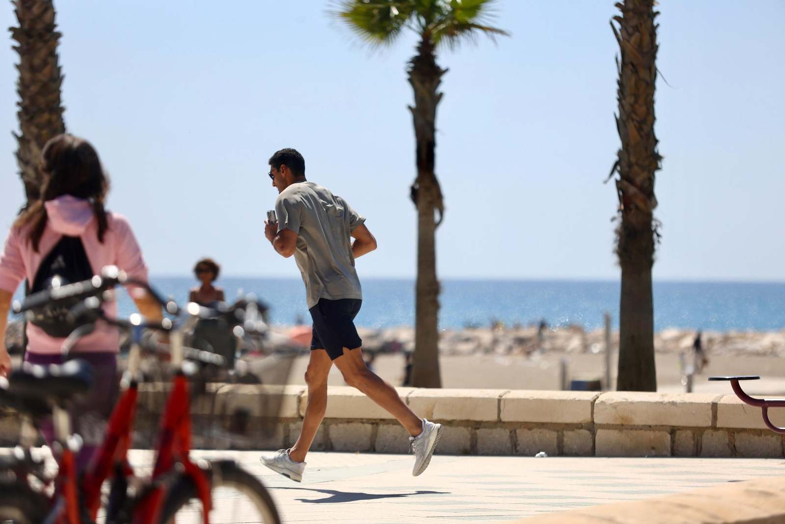 Los 'domingueros' llenan las playas para aprovechar el verano adelantado, en fotos