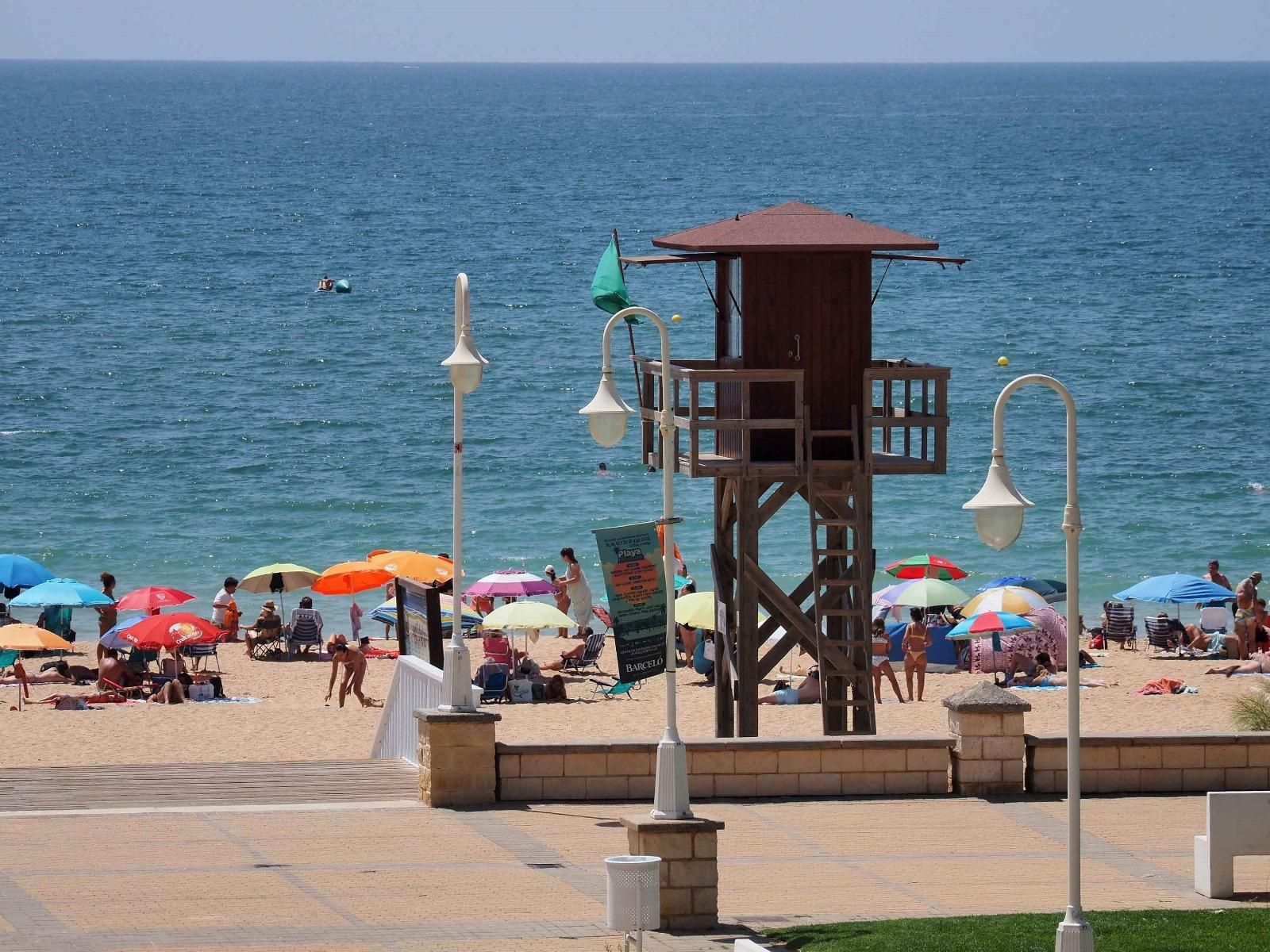 Ambiente de la playa de Islantilla una tarde de verano
