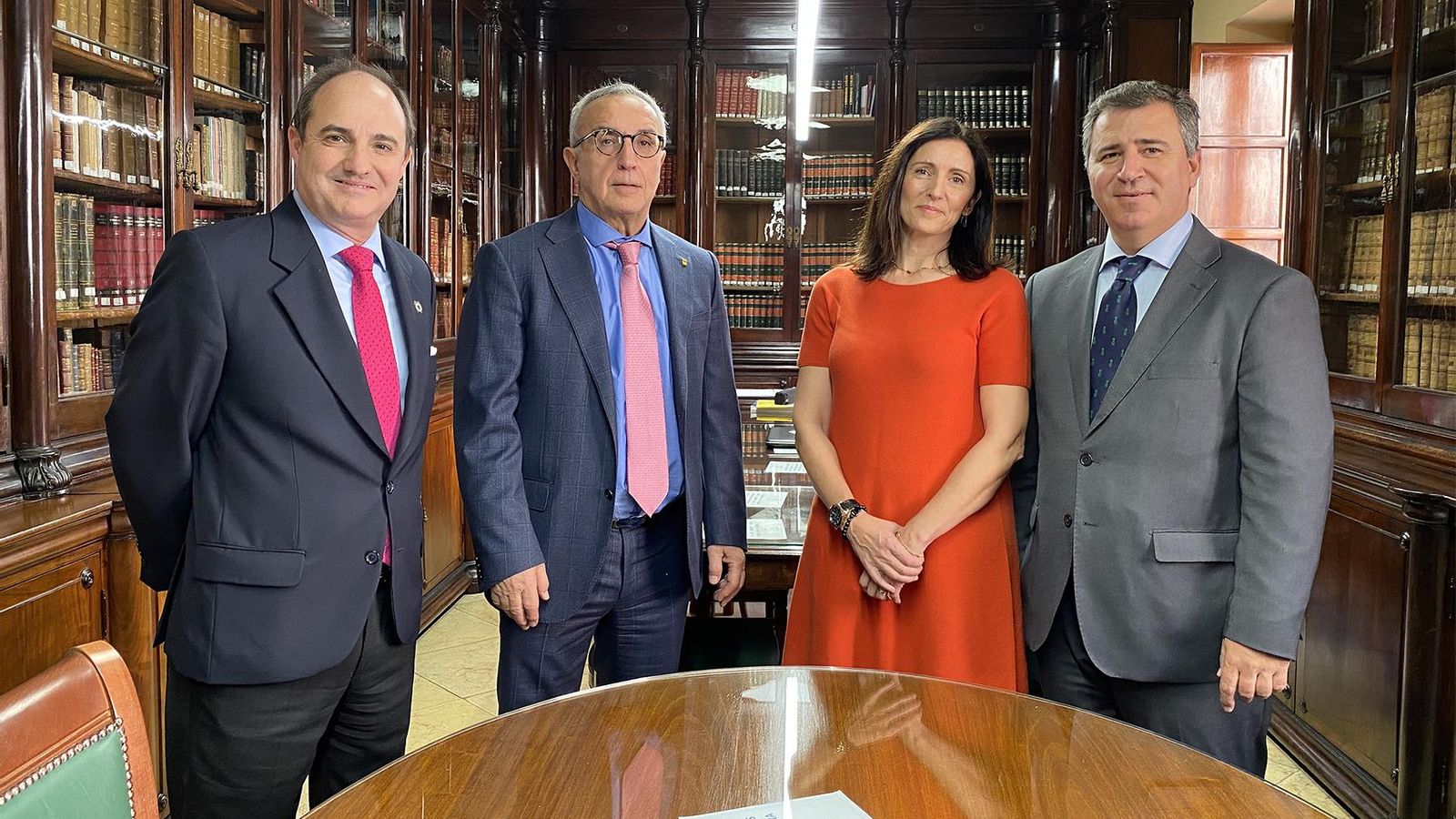 Blanco en la biblioteca del club con el presidente y dos directivos