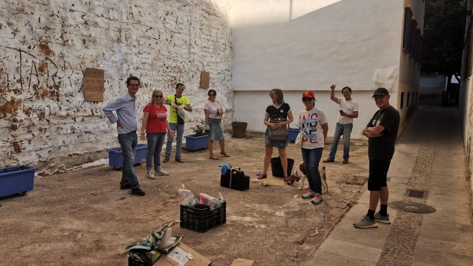 Miembros de la asociación limpian un solar de la Judería.