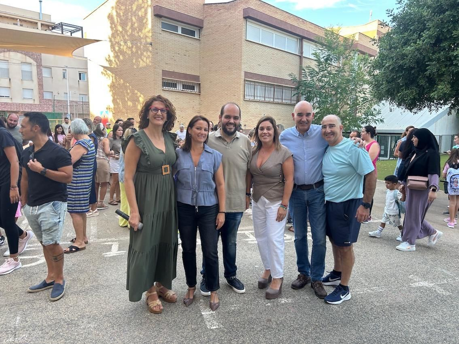 La alcaldesa, María del Mar Alfonso ha dado la bienvenida a los niños junto a la dirección de los colegios.