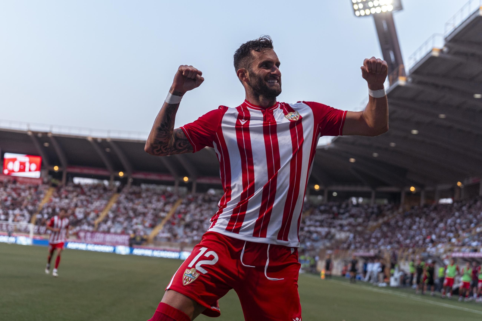 El futbolista brasileño durante la celebración de su gol antes de que tuviera que ser retirado en camilla.