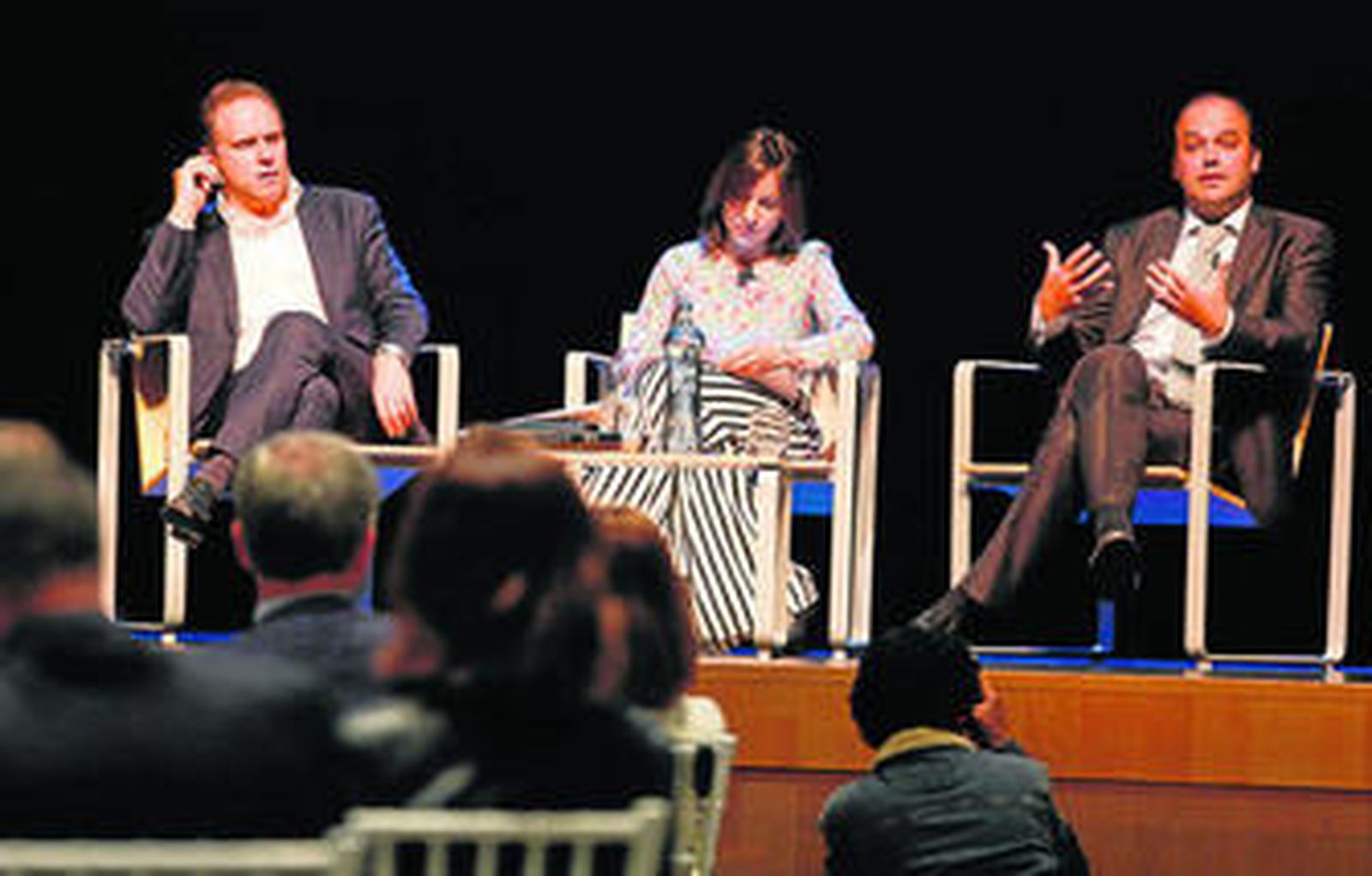 Daniel Lacalle, a la izquierda, y José Carlos Díez, ayer en el foro 'Diálogos para el Desarrollo' en Diputación.
