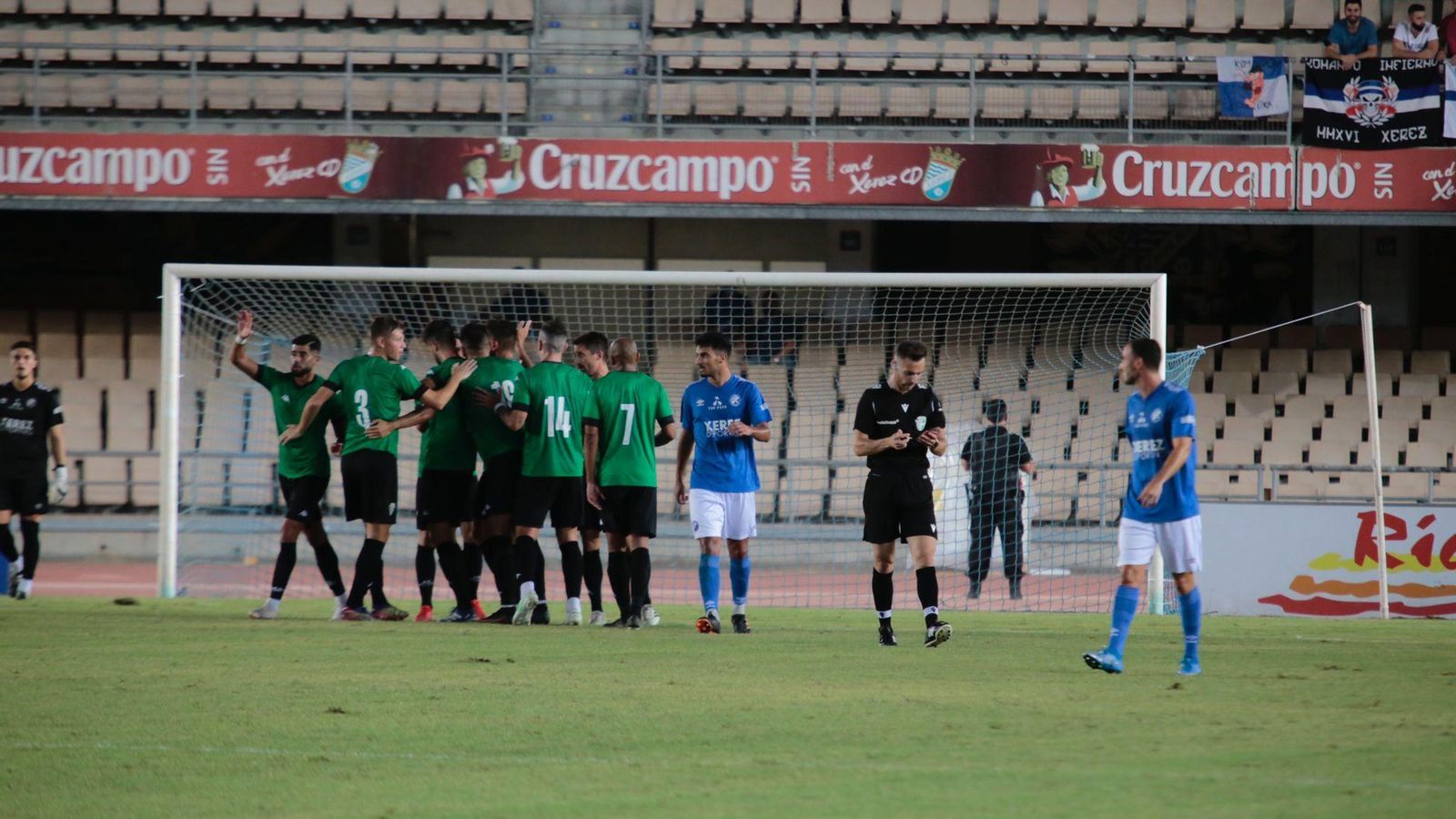 Los jugadores del San Fernando celebran el 0-1.