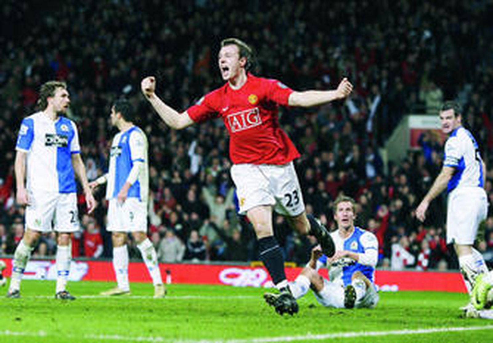 Jonny Evans celebra uno de los goles que dieron ayer la victoria al Manchester United.