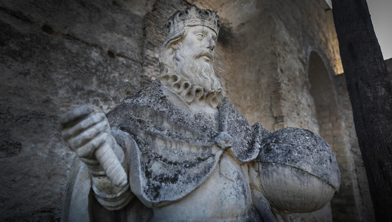 Estatua de Alfonso X ‘El Sabio’, ubicada en el Alcázar, que será restaurada.