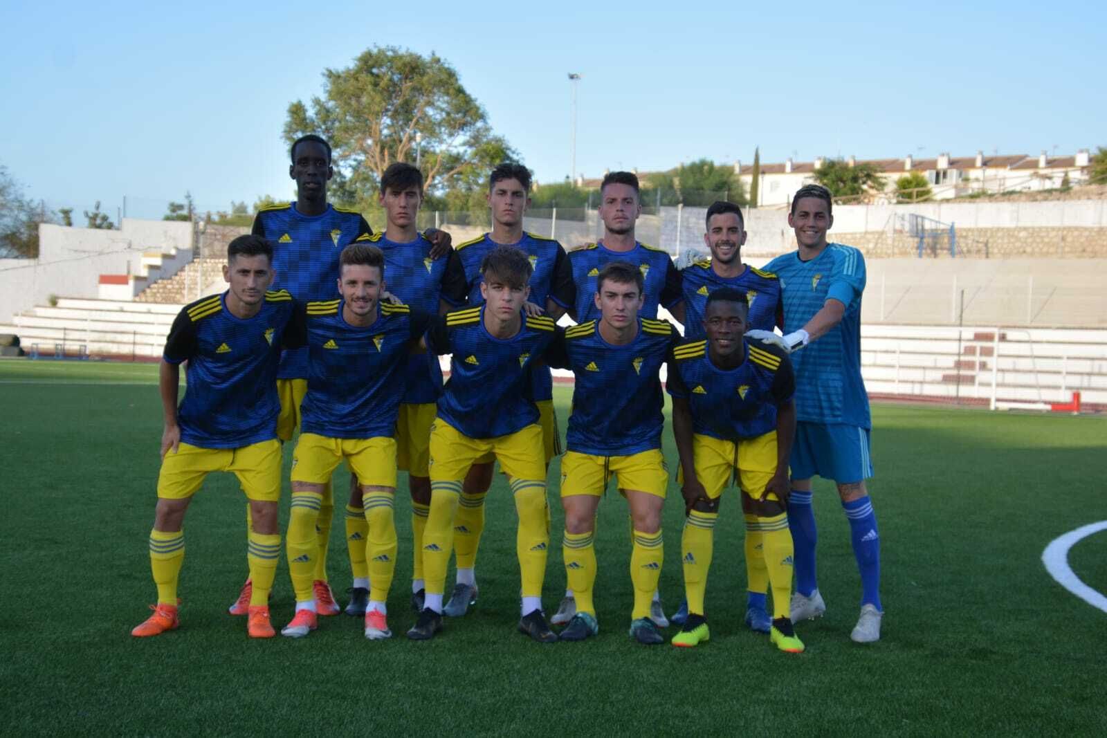 Formación inicial del filial en el amistoso contra la UD Morón.