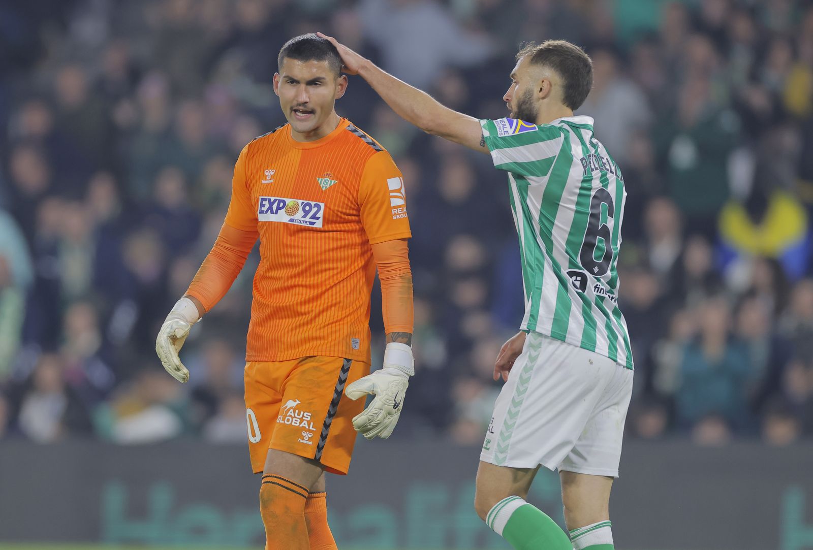 Pezzella felicita a Fran Vieites tras una buena parada en el partido.