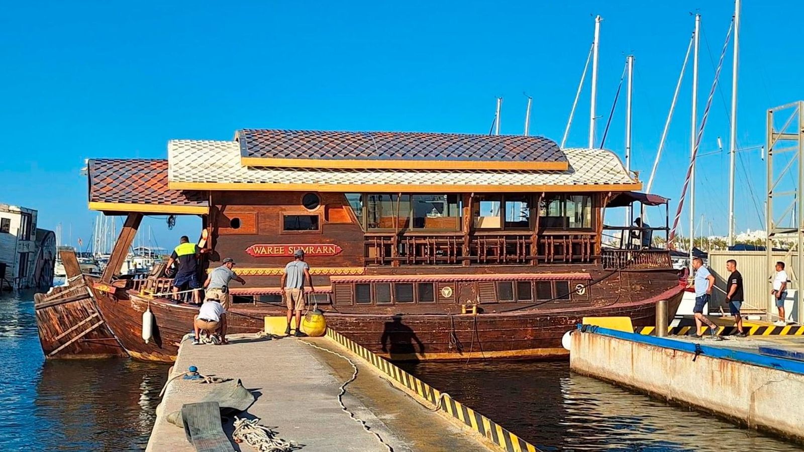 Un barco de 30 toneladas sale a la superficie en Benalmádena.