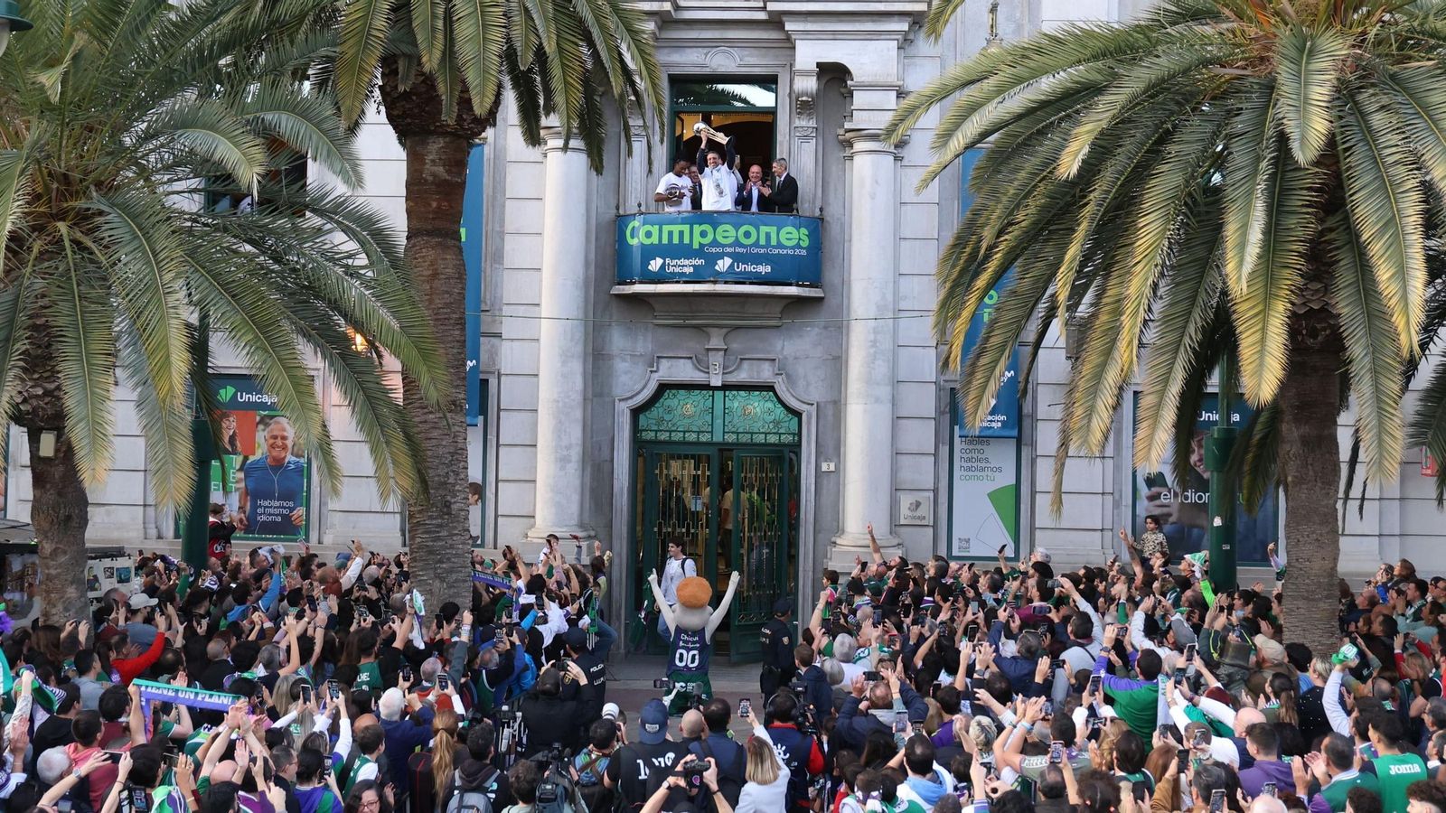 Ibon Navarro enseña la Copa a la afición en la sede de Unicaja Banco