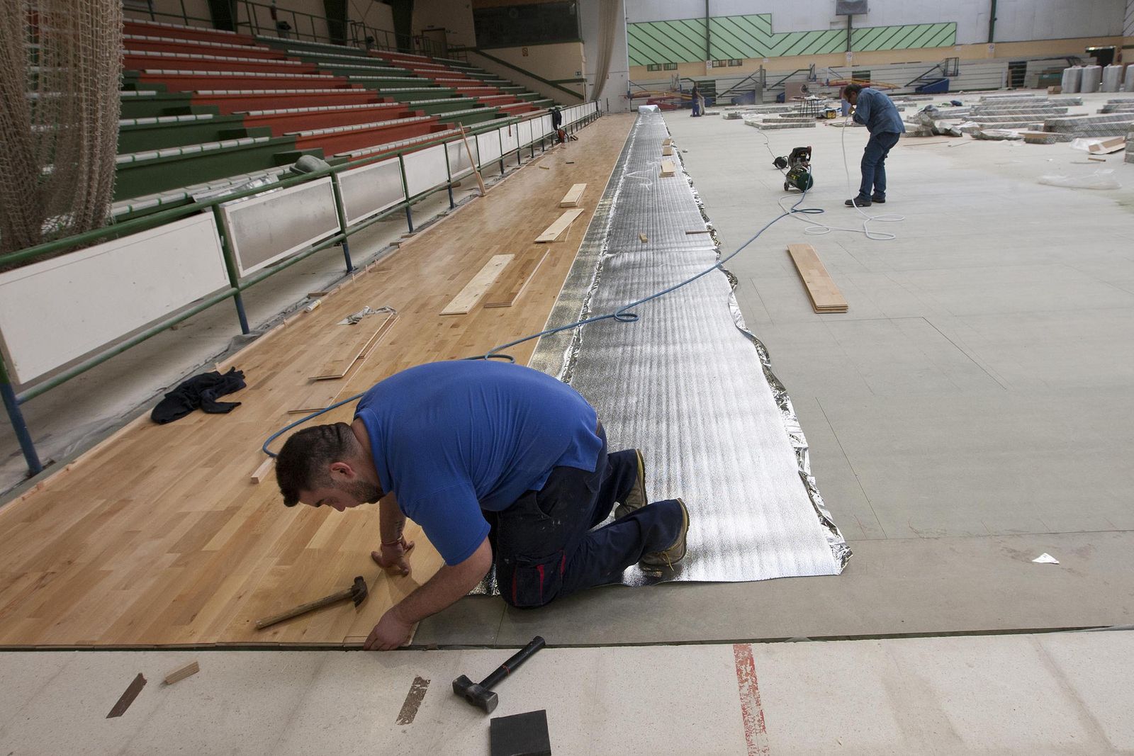 Operarios trabajando en el interior del pabellón, durante las obras.