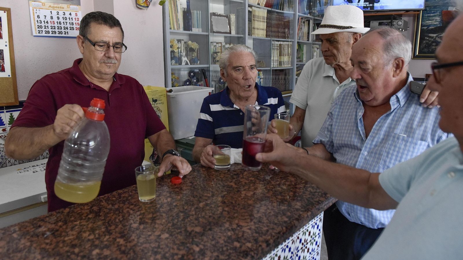 Pensionistas en un bar cercano a la Carretera de Carmona.