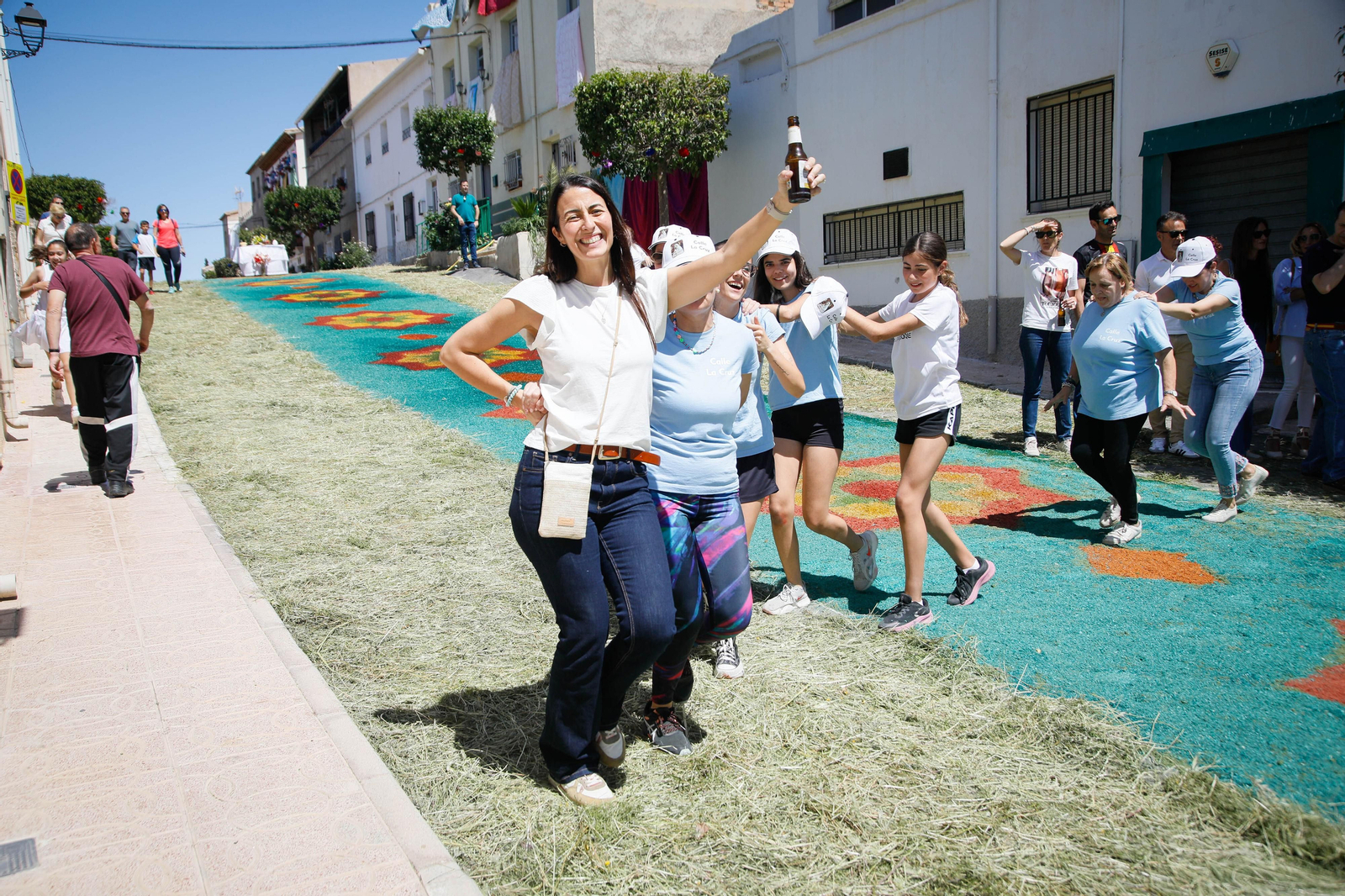 Así es la gran alfombra de serrín para que levite la Virgen de Fátima de Tíjola