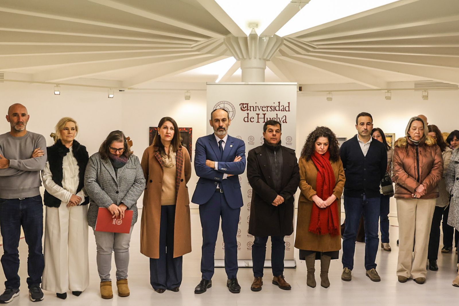 Minuto de silencio de la Universidad de Huelva por las víctimas del accidente ferroviario, en fotografías