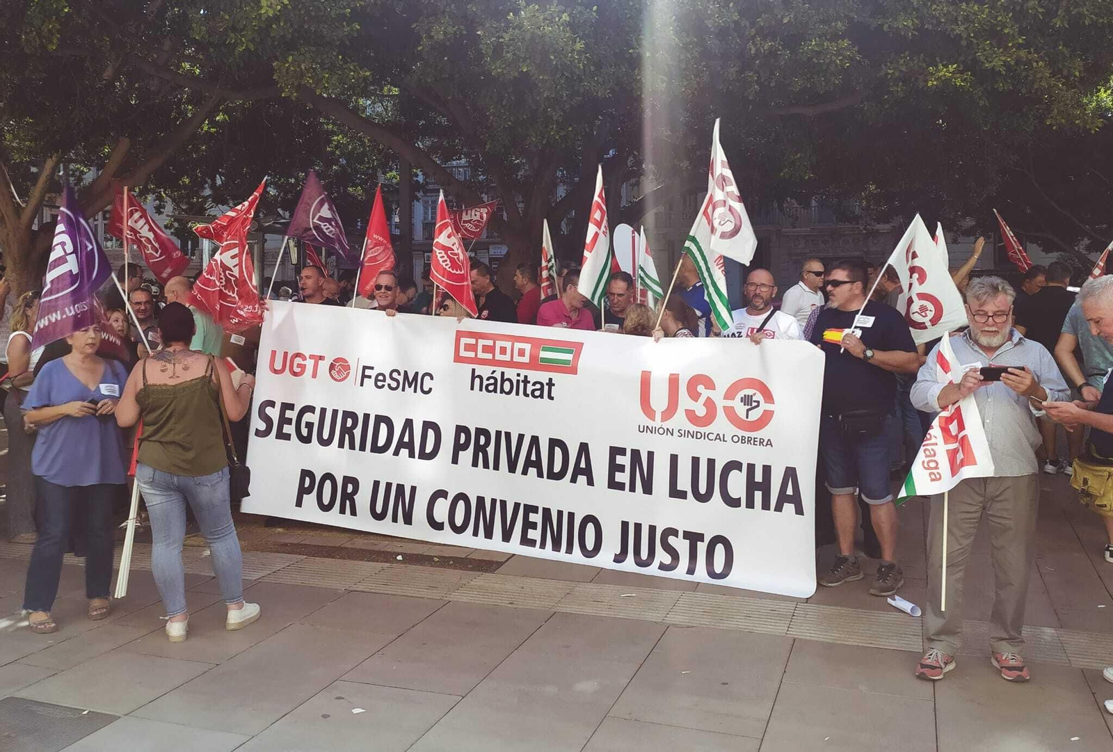 Vigilantes de seguridad y sindicalistas en una manifestación en Málaga, este viernes.