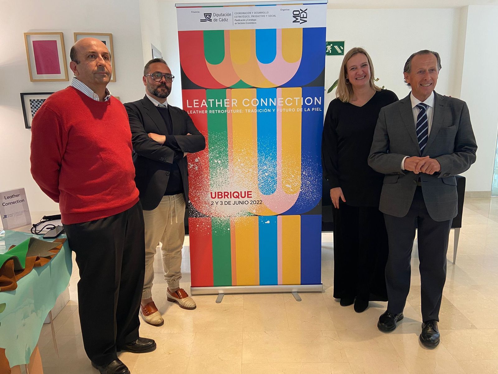 El vicepresidente de la Diputación, Jose María Román, con la alcaldesa Isabel Gómez y representantes del Movex.