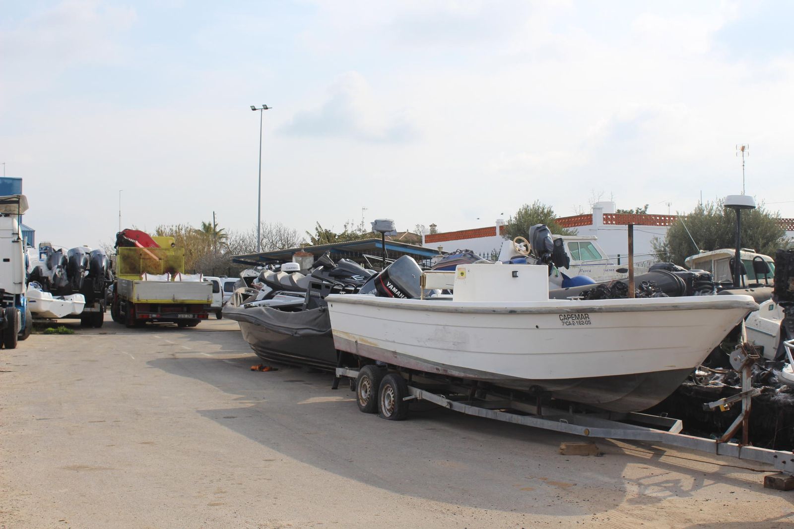 Embarcaciones incautadas en operaciones policiales que permanecen almacenadas en el depósito judicial de Conil.