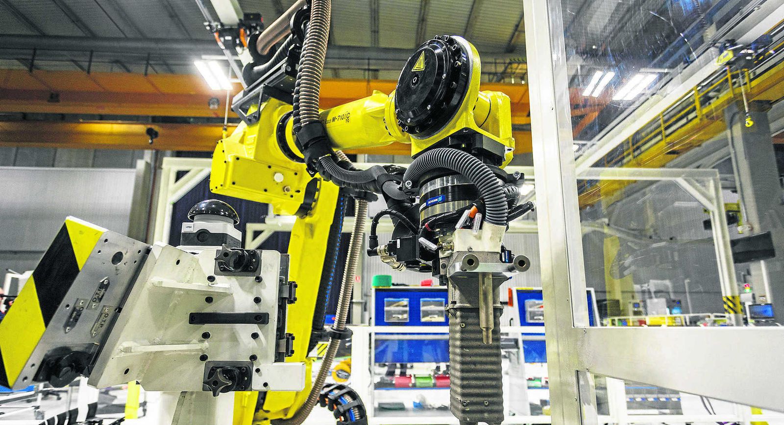 Un nuevo robot en la línea de montaje del timón del A320, en la factoría de Puerto Real.
