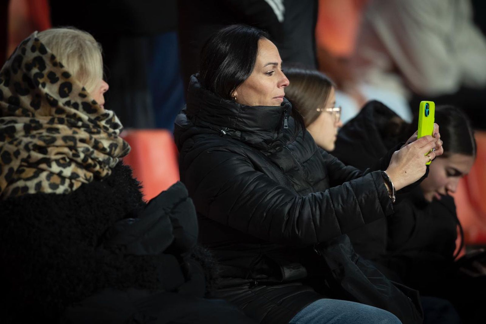 Encuéntrate en la grada de Los Cármenes durante el Granada-Rayo de la Copa del Rey