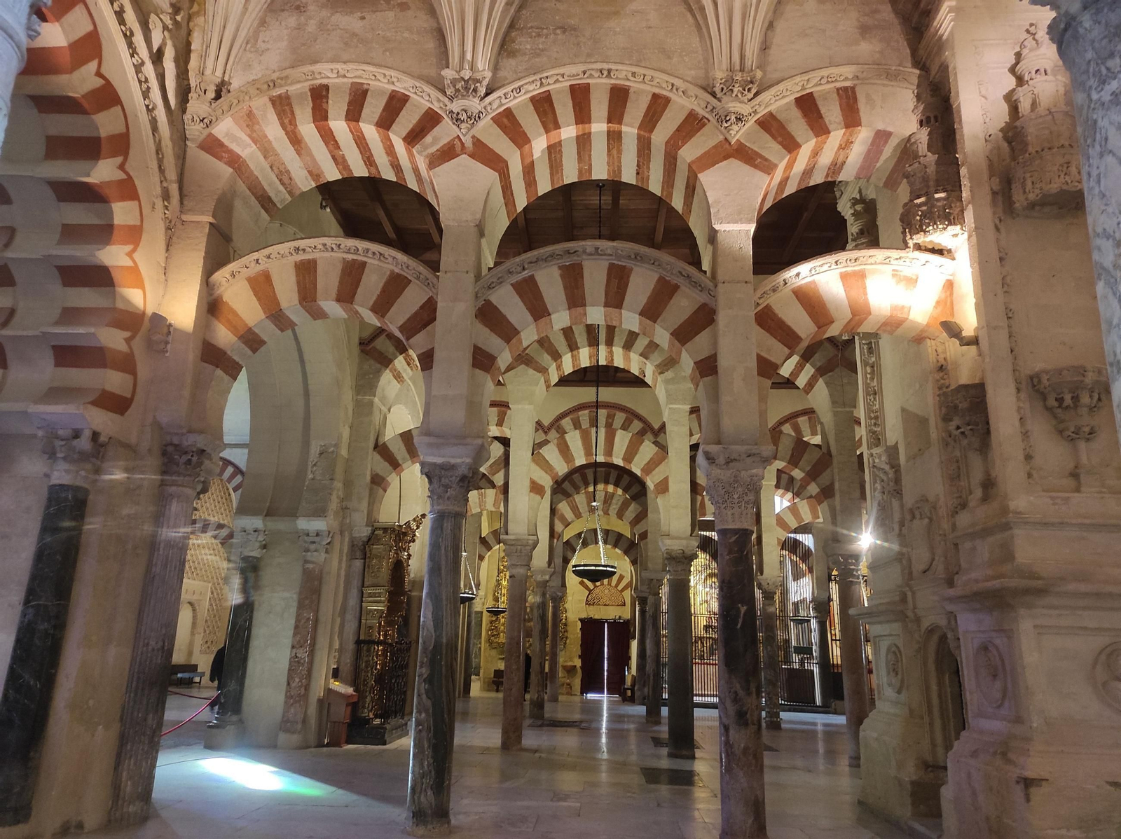 Interior de la Mezquita Catedral de Córdoba.