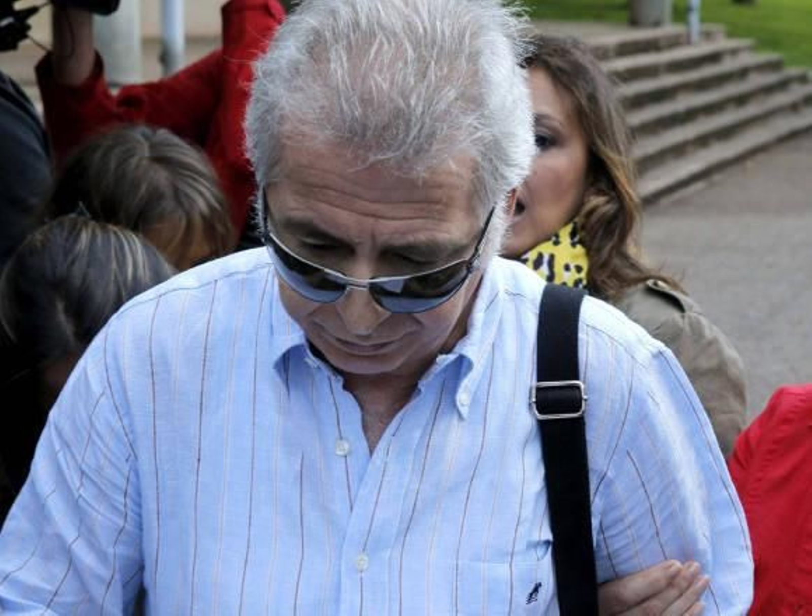 El interventor dice que al salir del tren tras el accidente tenía el móvil en el bolsillo