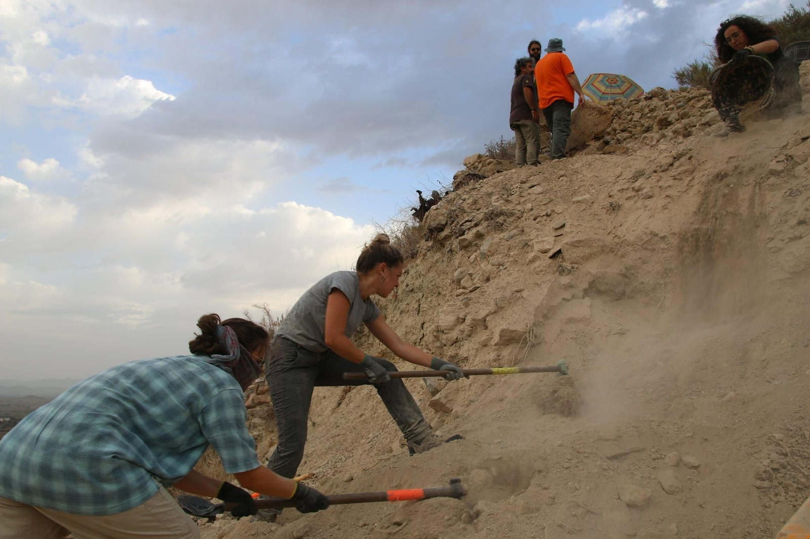 Arqueólogos en el yacimiento de la antigua ciudad de Mojácar.